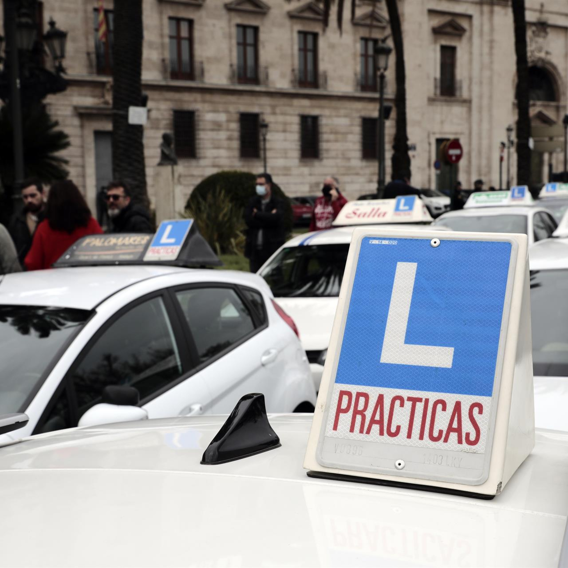 Jesús, dueño de una autoescuela: "Los alumnos no quieren dar clase si no pueden examinarse hasta dentro de varios meses, pero yo tengo que seguir pagando la letra del coche y la seguridad social de mis empleados" episode artwork
