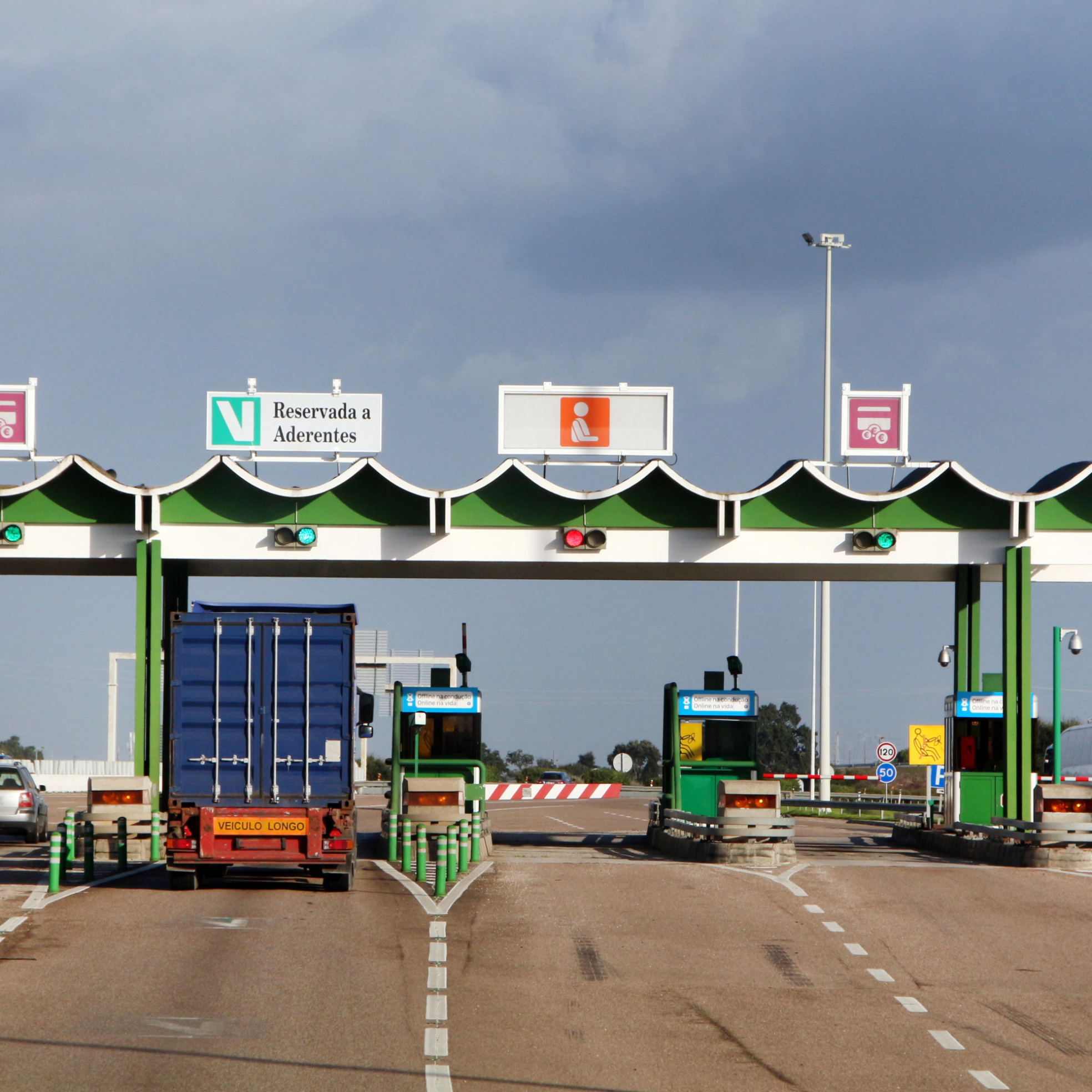 Los expertos en motor avisan: "Las nuevas autopistas reguladas por IA cierran con semáforos cada cuatro minutos los accesos y recomiendan velocidades para evitar atascos" episode artwork