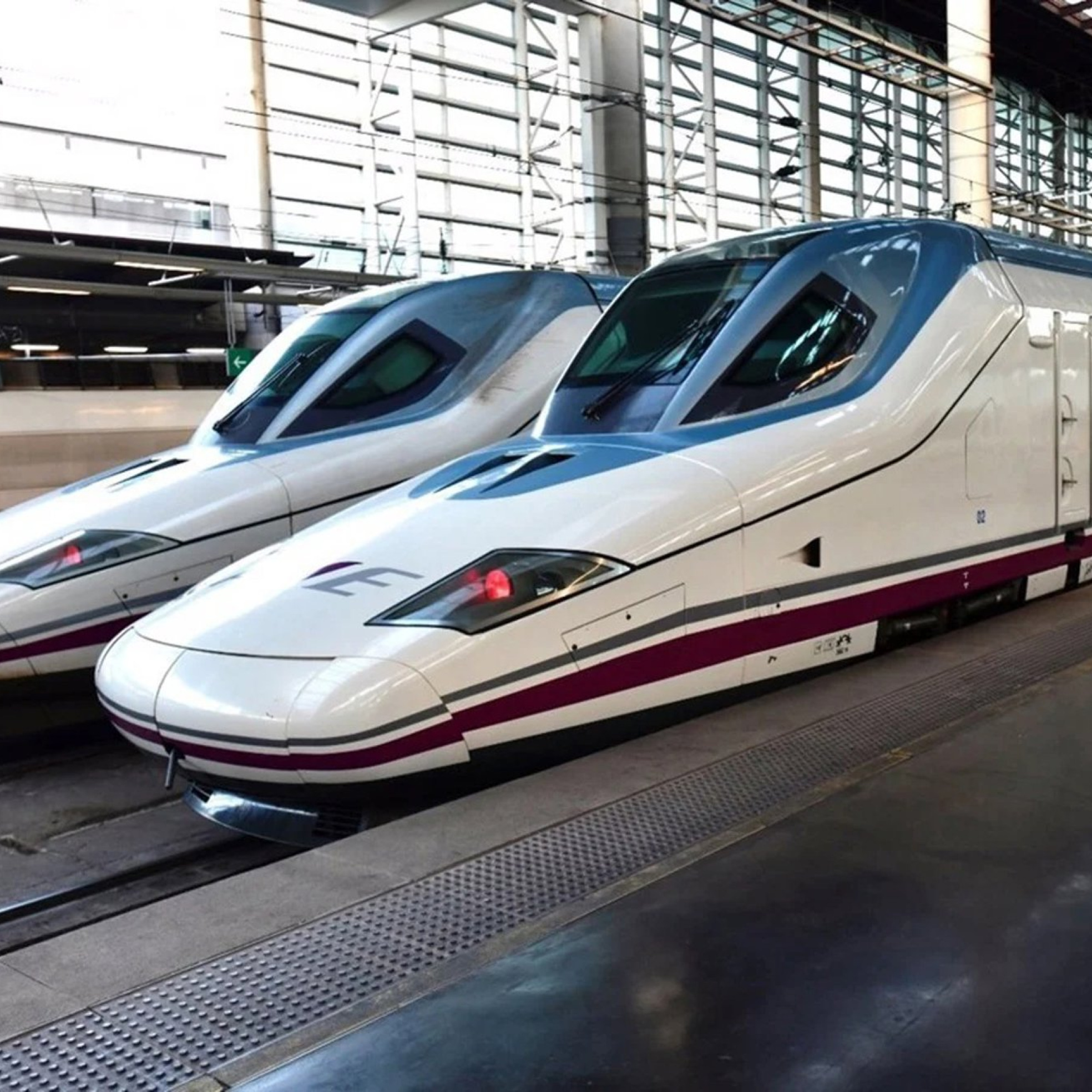 Alejandro se entera del cotilleo "más gordo" que ha escuchado nunca: "La chica recibió a su pareja oficial en Bilbao y él estaba acaramelado con otra en el vagón tren" episode artwork