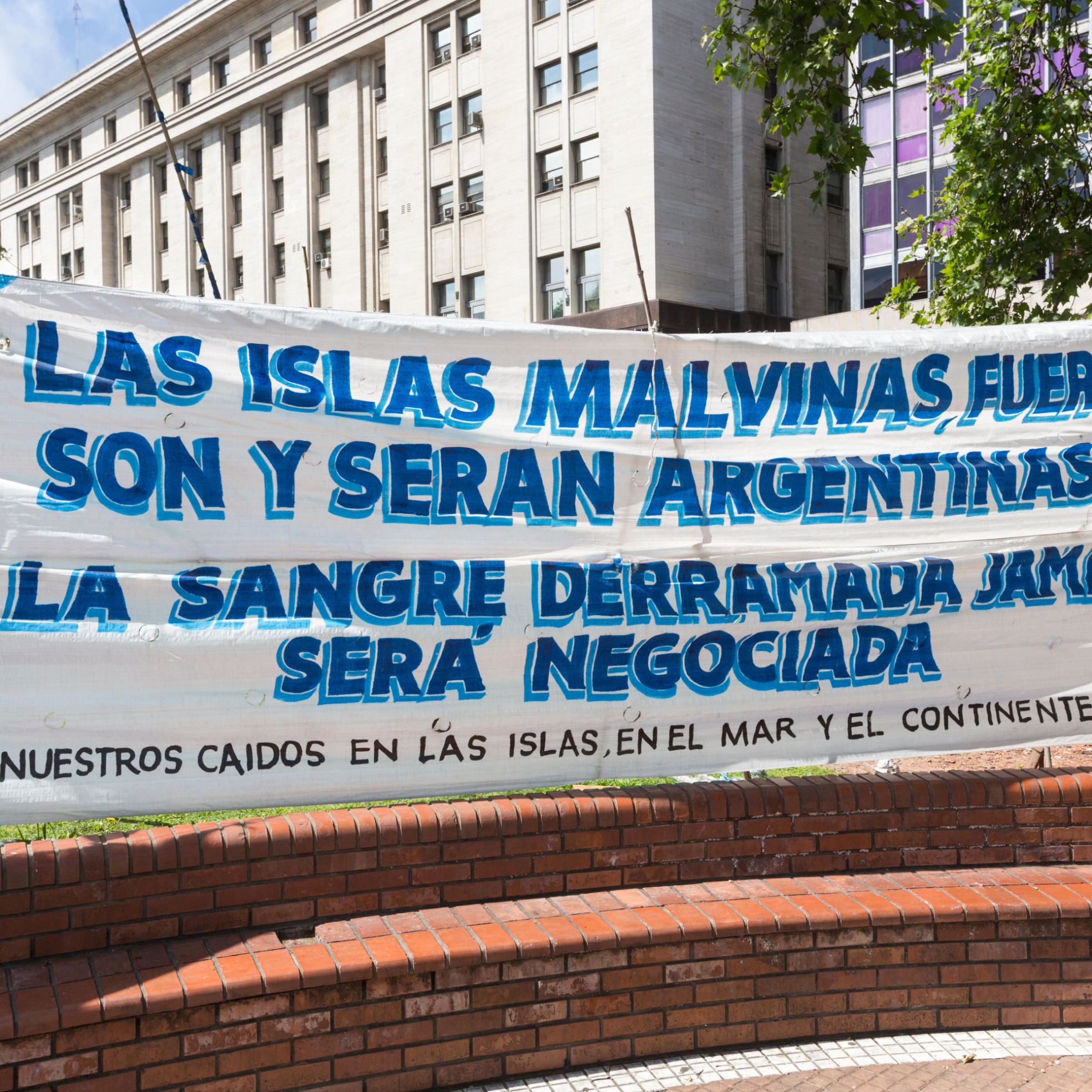 "40 años después de la Guerra de las Malvinas el destino vuelve a citar a ambos gigantes, los veteranos de ambos países coinciden en el mismo mensaje, una guerra no debe decidir cómo se miran dos pueblos" episode artwork