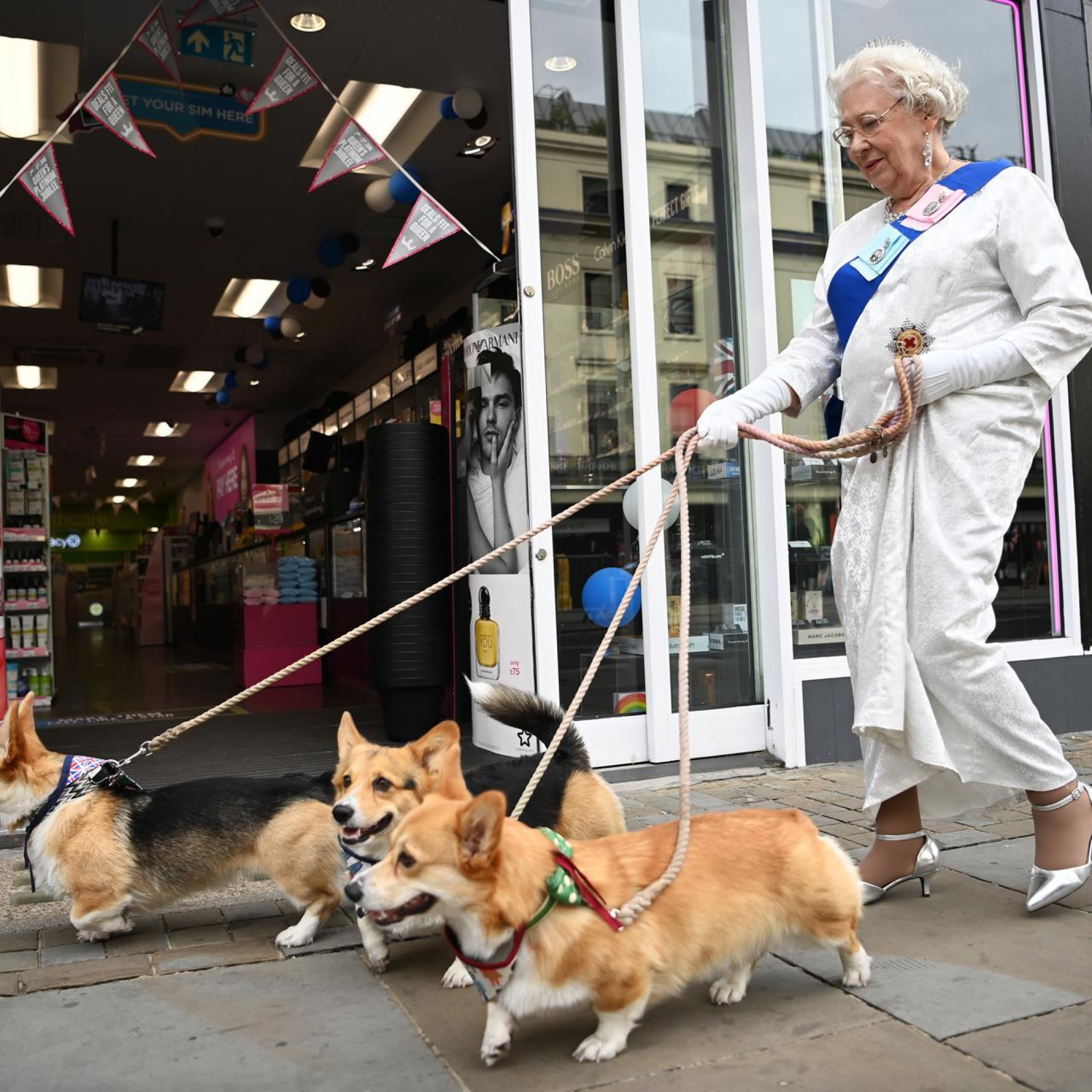 Ana Velasco, historiadora: "Mucha gente no sabe que los corgis de la Reina Isabel de Inglaterra descienden de uno que le regalaron cuando cumplió 18 años" episode artwork