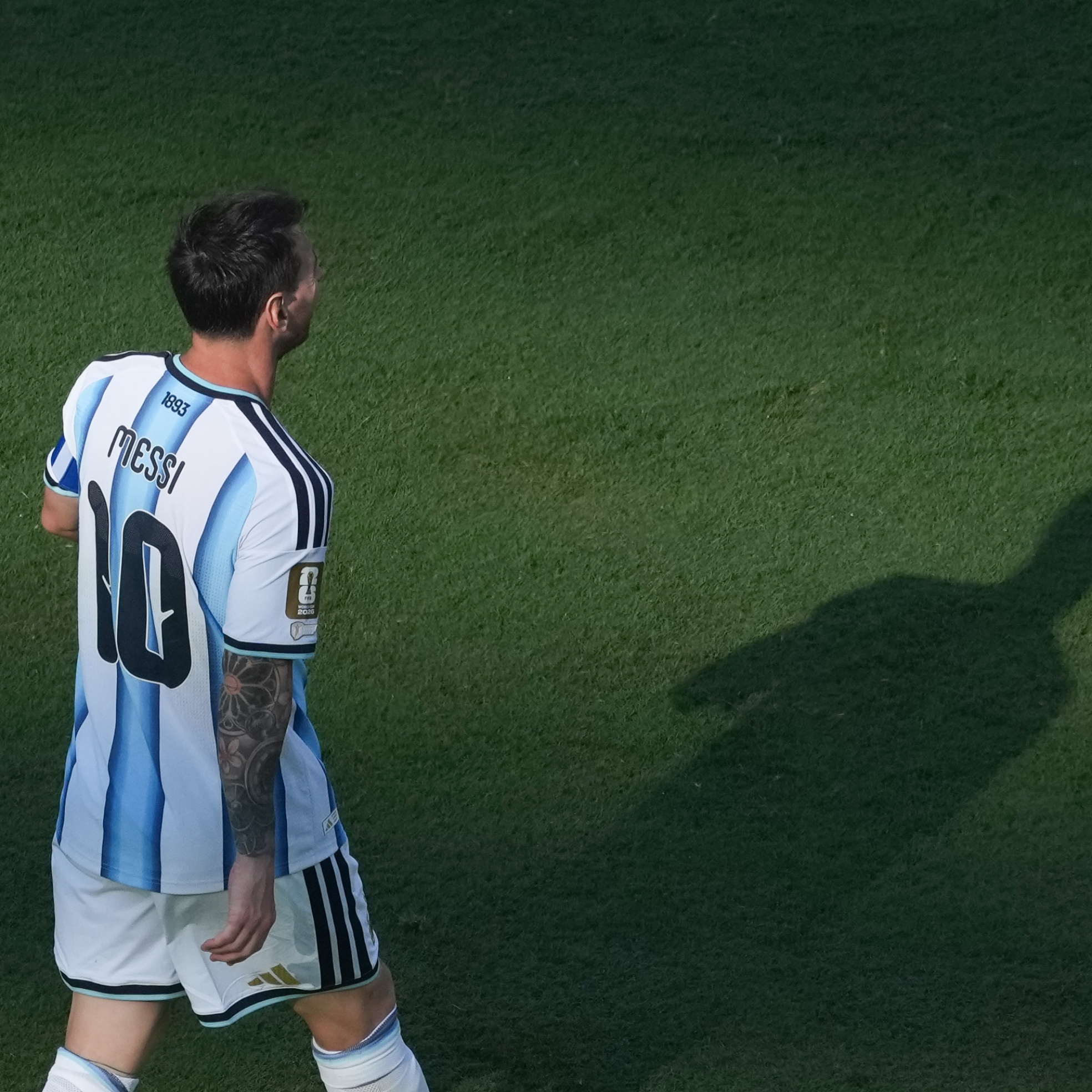 Las lágrimas de Messi tras recoger el trofeo de subcampeón del mundo episode artwork