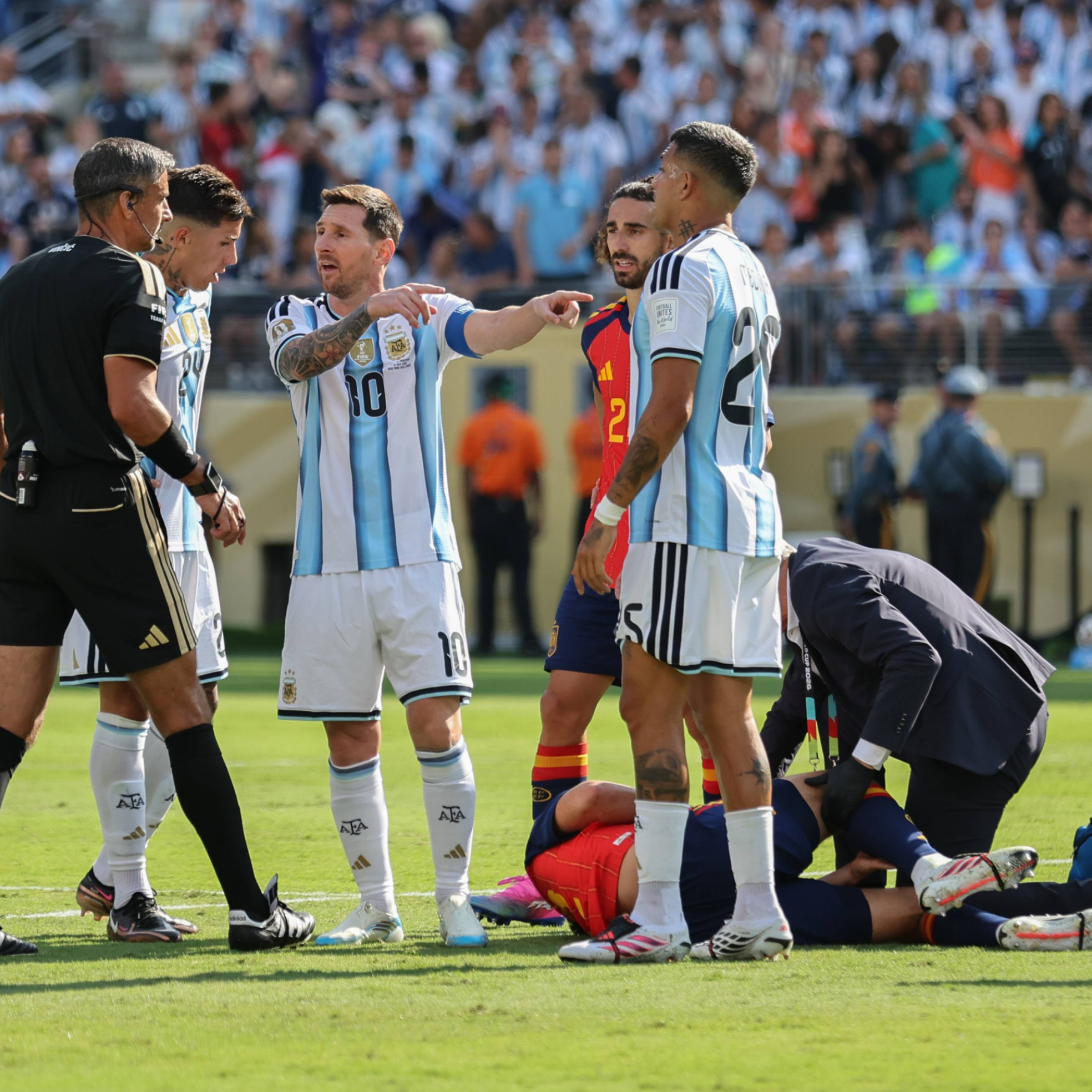 "Argentina sabía que tenía luchar, no solo contra España, sino contra la UEFA y contra la FIFA; ¿Dónde estaban las leyendas argentinas? En partidos anteriores sí los vi ¿No les parece raro?" episode artwork
