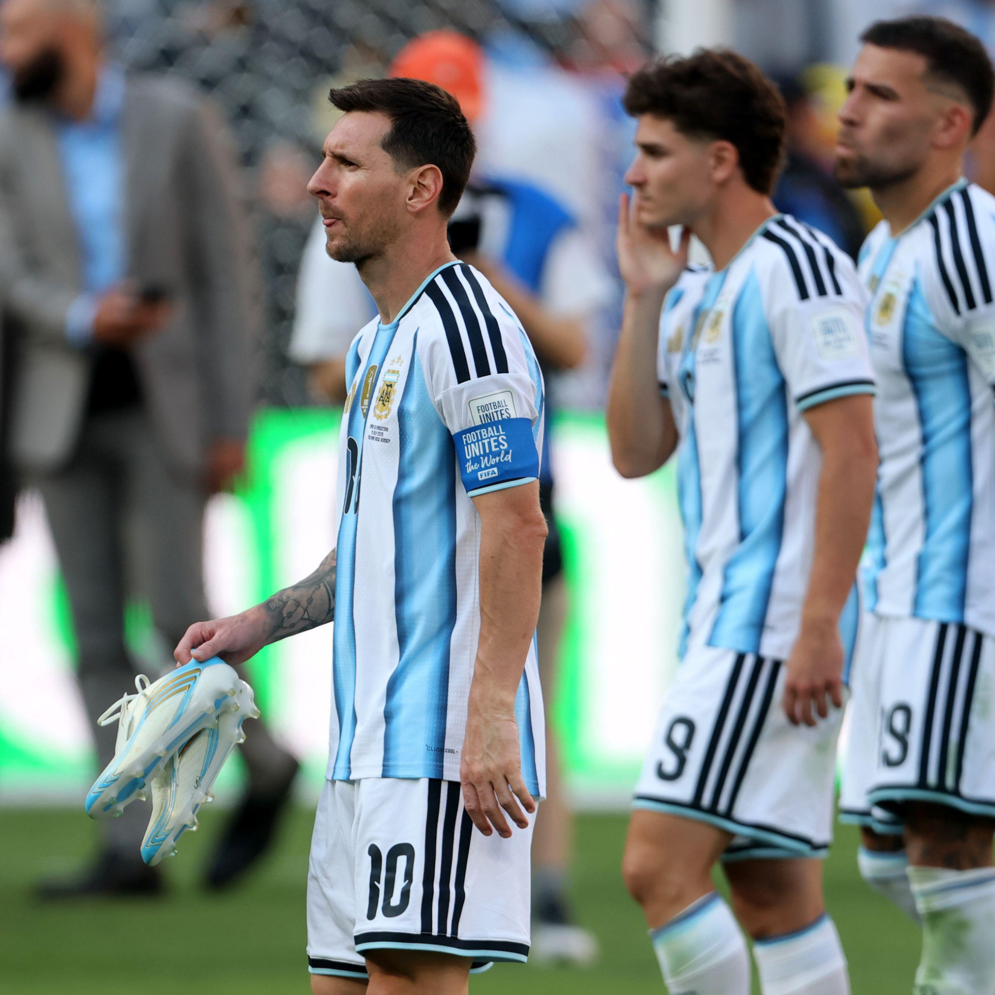 Las surrealistas teorías de la conspiración en Argentina para justificar la derrota en el Mundial: del FBI a las elecciones de Infantino en la UEFA, pasando por ser expulsados para 2030 episode artwork
