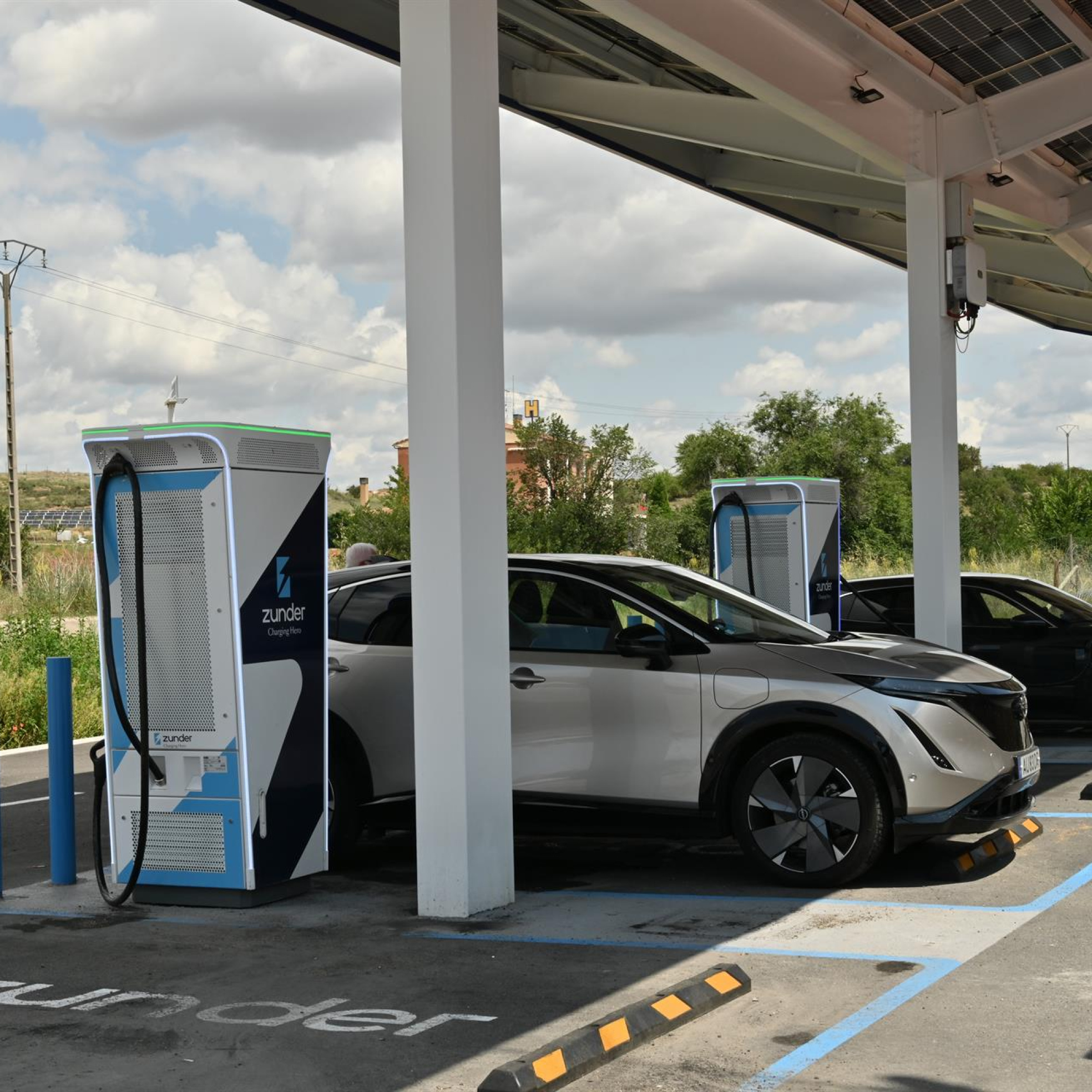 Mario Yáñez, consultor tecnológico: "Estafadores en las estaciones de carga de coches eléctricos sustituyen el QR que activa el terminal y pagas con tarjeta por otro que va a una web falsa" episode artwork
