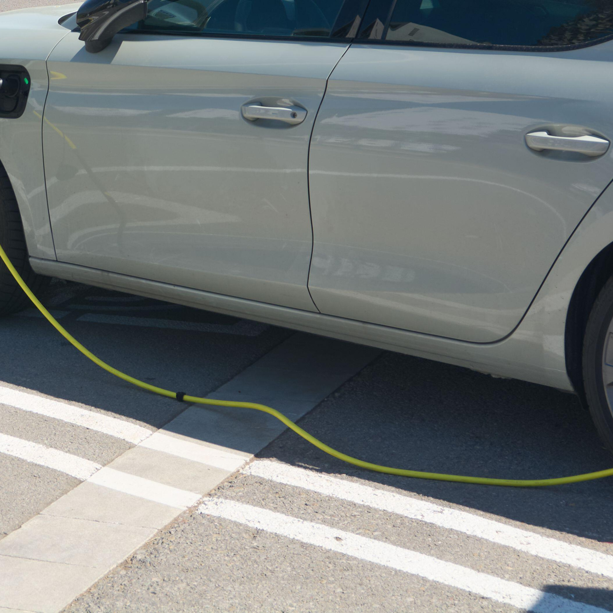 "La avería más frecuente en los coches eléctricos no es la batería, las solicitudes de reparación apuntan al sistema eléctrico convencional, la suspensión o el sistema de carga" episode artwork