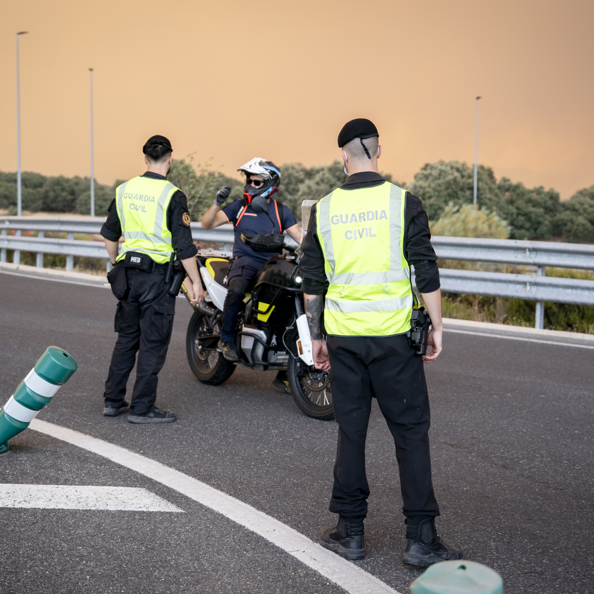 Controlan los focos del incendio en Navalagamella pero la "cabeza bestial" avanza a 60 km/h