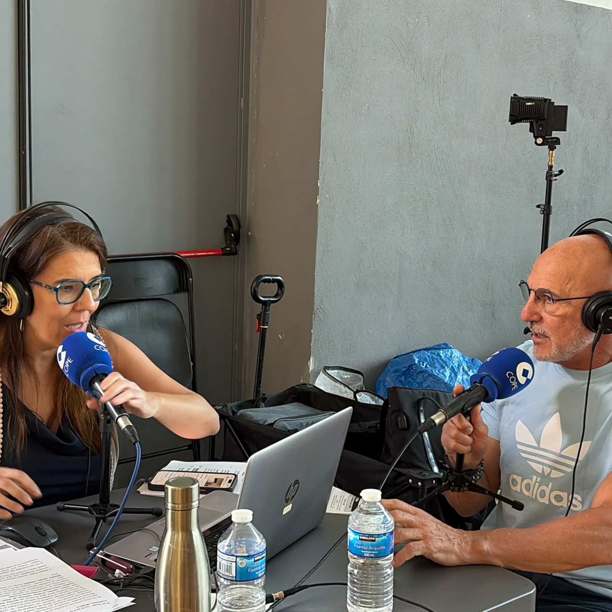 Luis de la Fuente arropa a los desplazados por el fuego en Las Rozas (Madrid): "Si esta visita les aporta un momento de felicidad, objetivo cumplido"