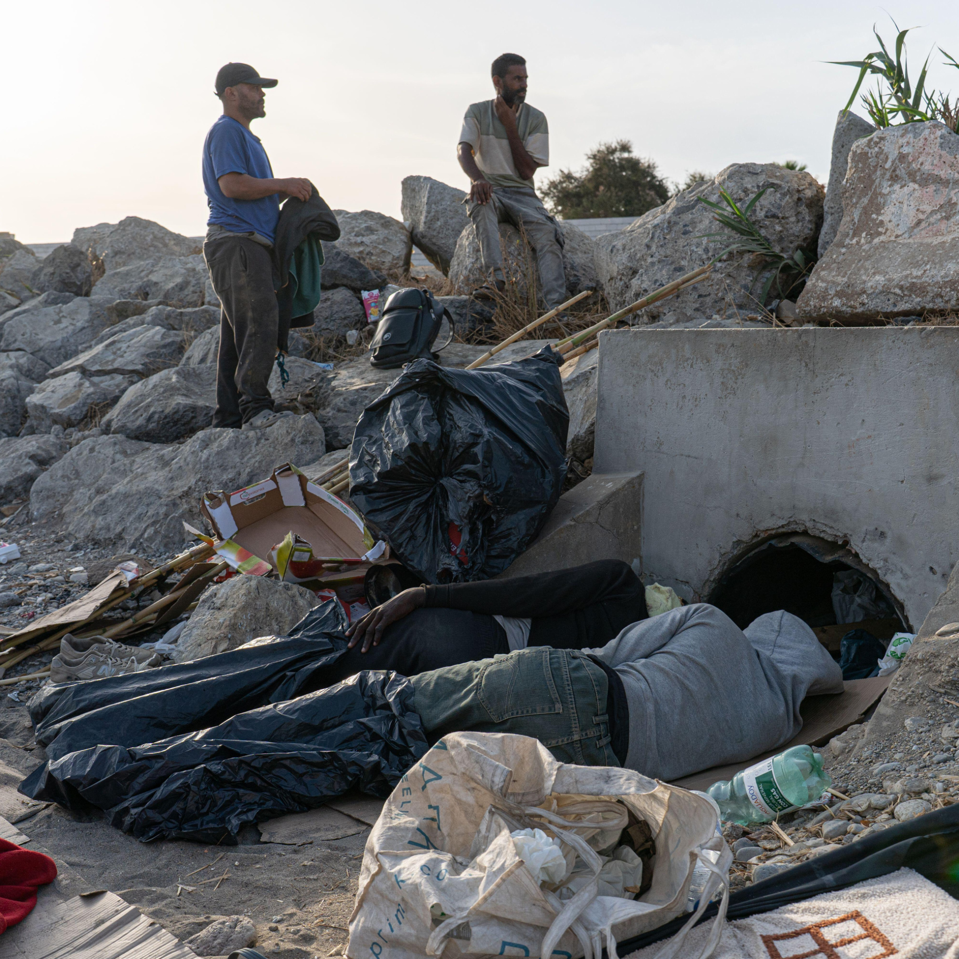 Se suspende el reparto habitual de bolsas de comida de Cruz Roja a los migrantes de la playa del Trampolín por peleas y altercados: "Ojito a la noche que se puede presentar en Ceuta" episode artwork