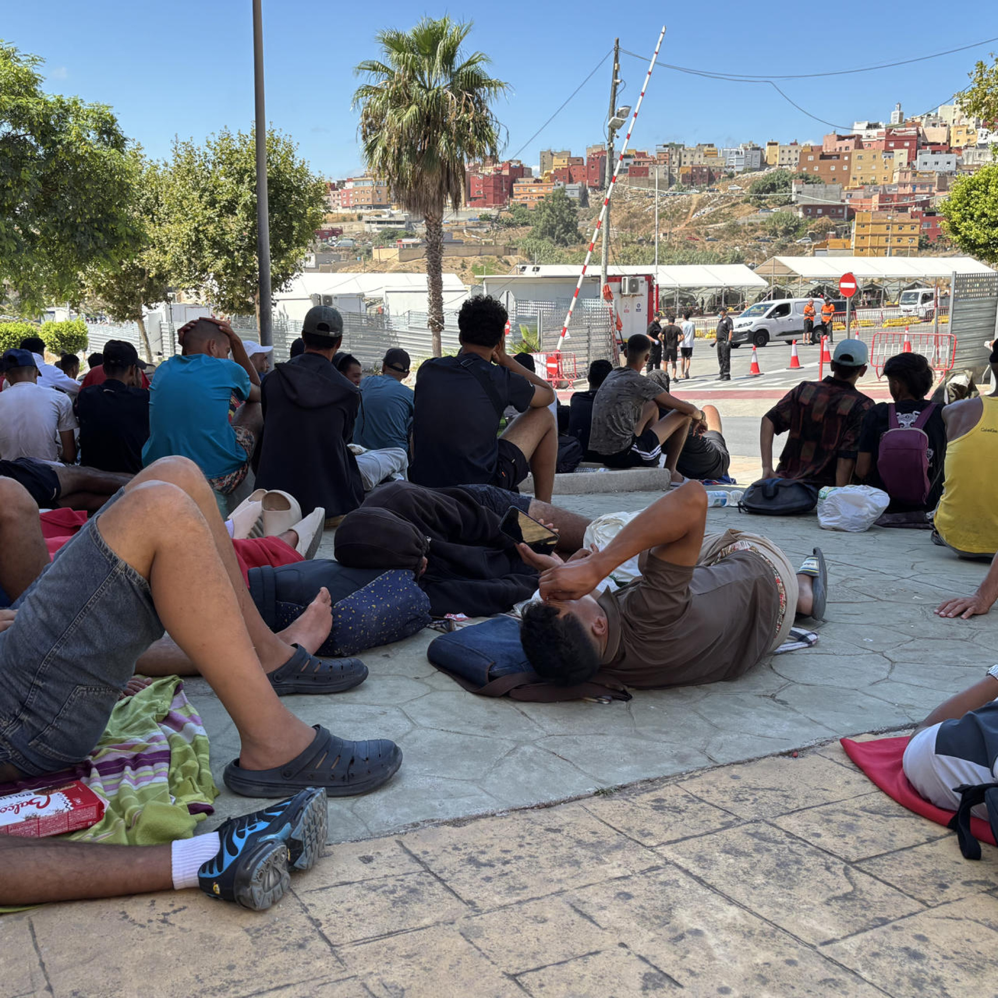 Mari Carmen, gerente de un supermercado en Ceuta: "Un día tuve que cerrar porque se metió una avalancha de 15 personas que no podía controlar, es como si entran en tu casa 100 personas" episode artwork
