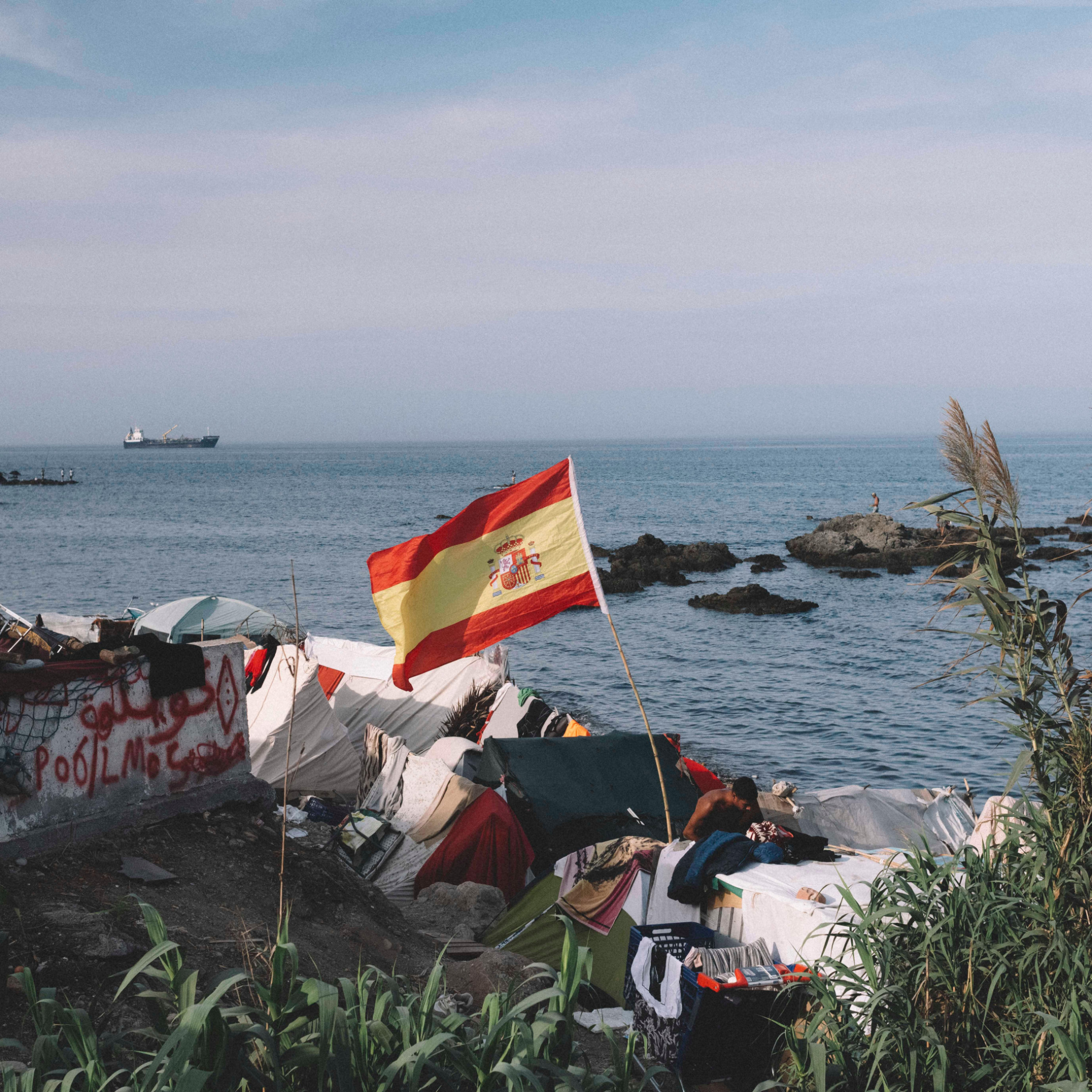 Raquel, dueña de una tienda en Ceuta: "La venta de banderas de España se ha multiplicado. Este año la Hispanidad es muy especial; reivindicando nuestro orgullo de ser españoles"