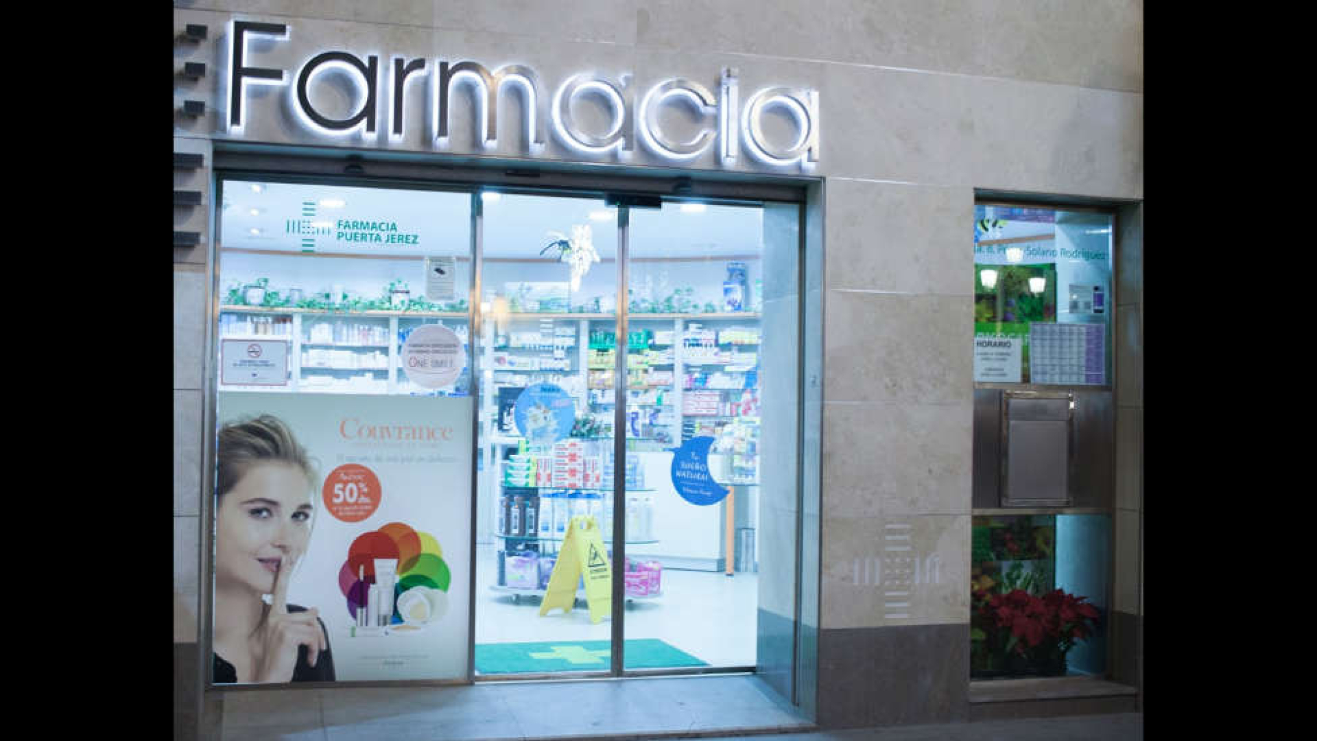 Estaban a punto de cerrar su farmacia cuando recibieron una visita que  tardarán en olvidar