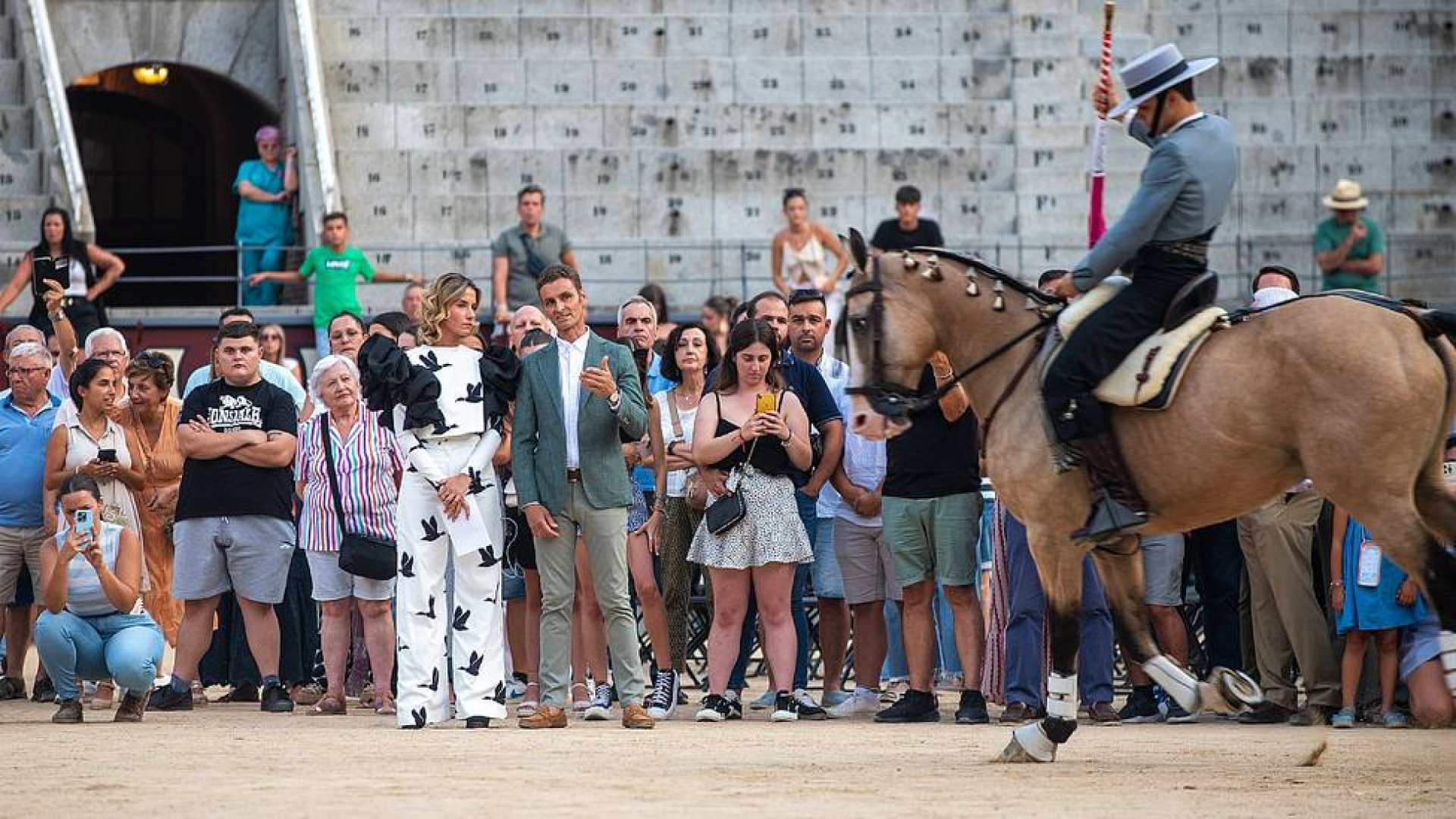 Los aficionados se acercan al mundo del rejoneo en Las Ventas de la mano de  Martín Burgos