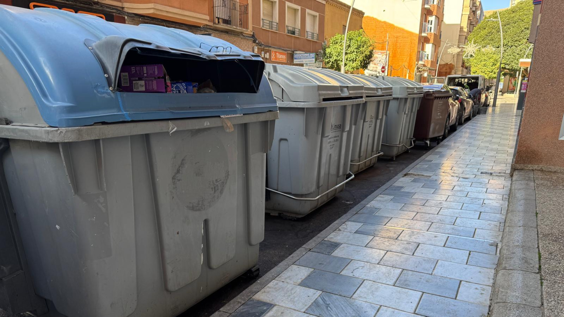 Lorca escucha a sus mayores y adelanta el horario para tirar la basura en invierno