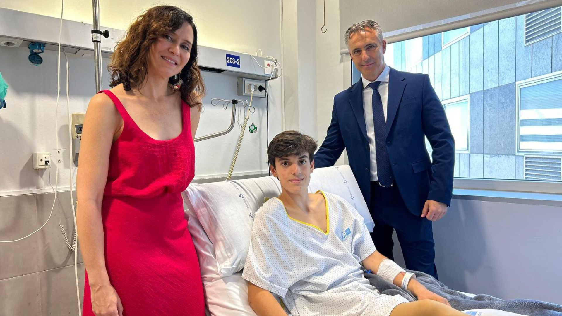 Isabel Díaz Ayuso traslada su apoyo a Sergio Rollón en plena recuperación