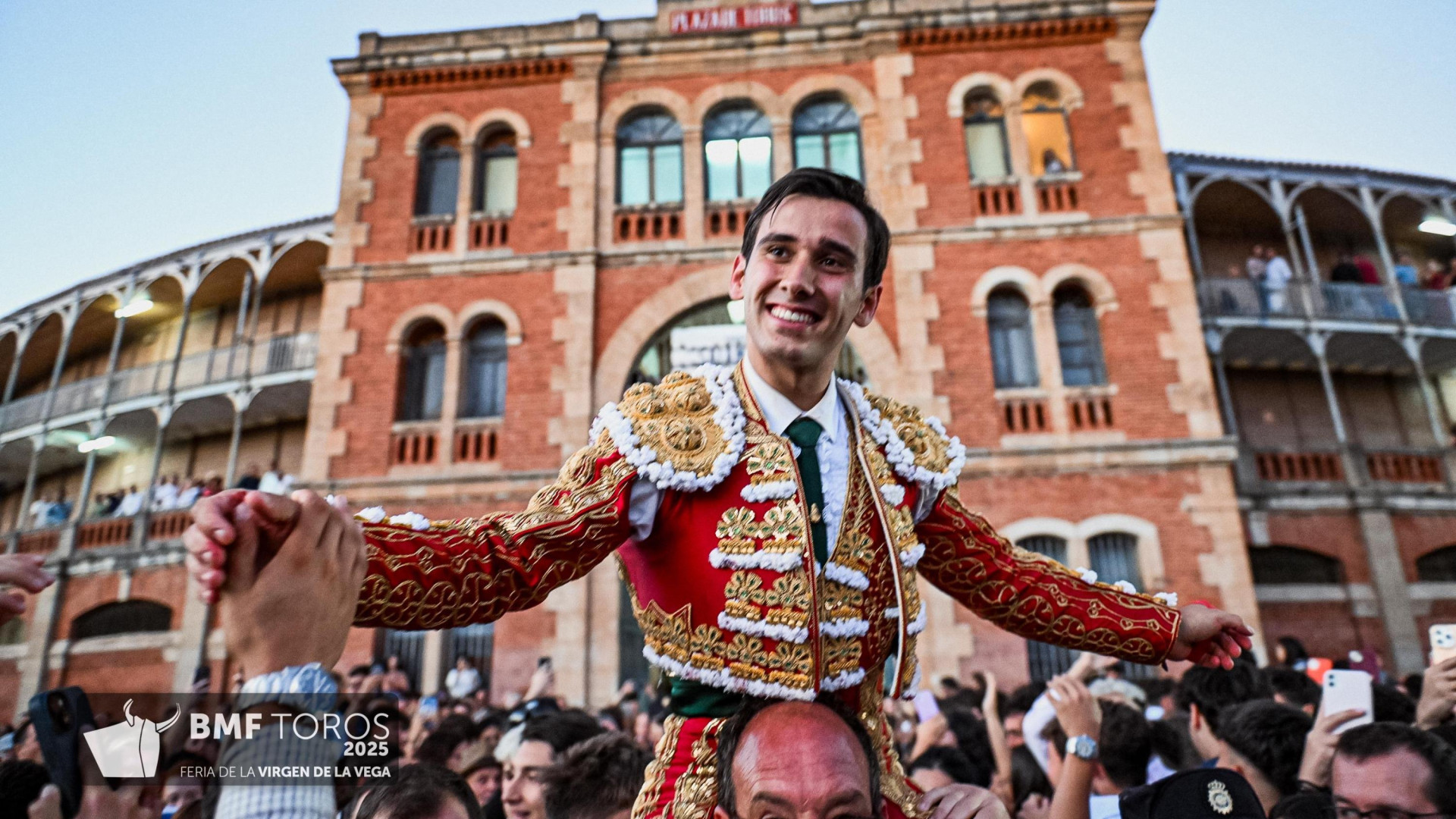 Gran triunfo de Ismael Martín, que abre la puerta grande en La Glorieta