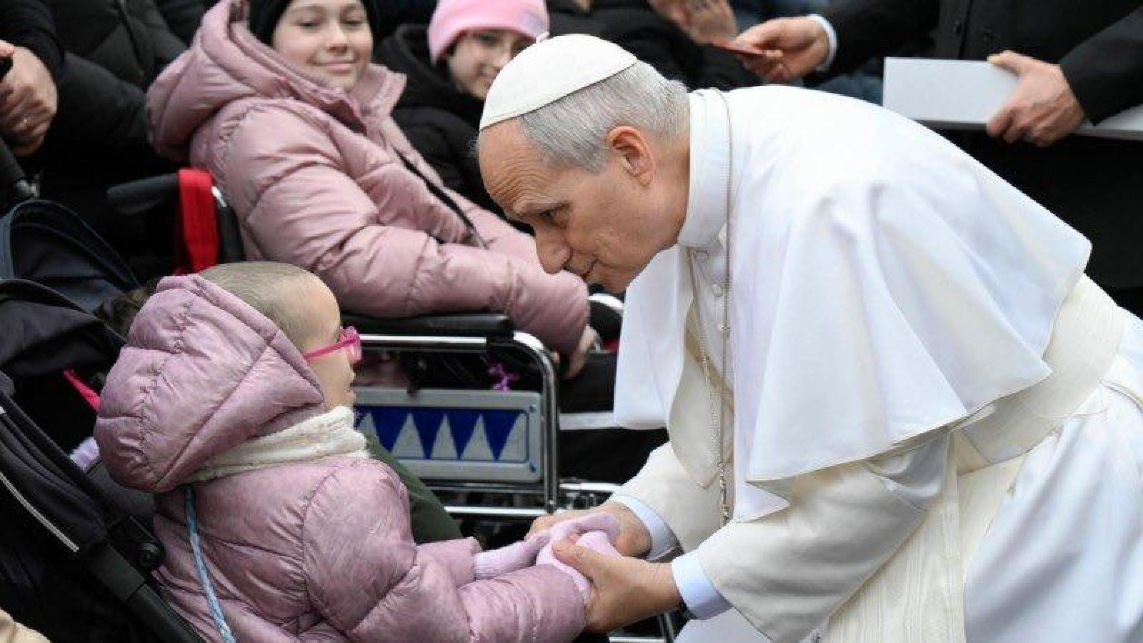 León XIV reza junto a los enfermos en la Gruta de Lourdes del Vaticano: "María nos enseña lo que significa el sufrimiento, el amor, entregar la vida en manos del Señor”