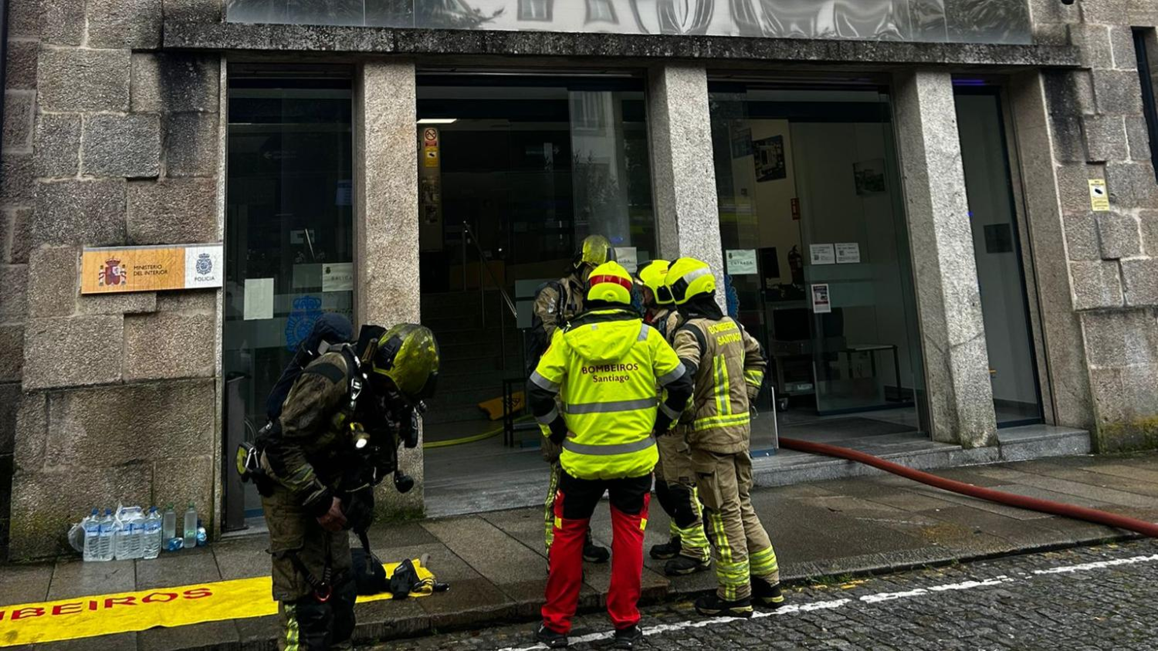 Un incendio obliga a desalojar la Comisaría de Policía de Santiago