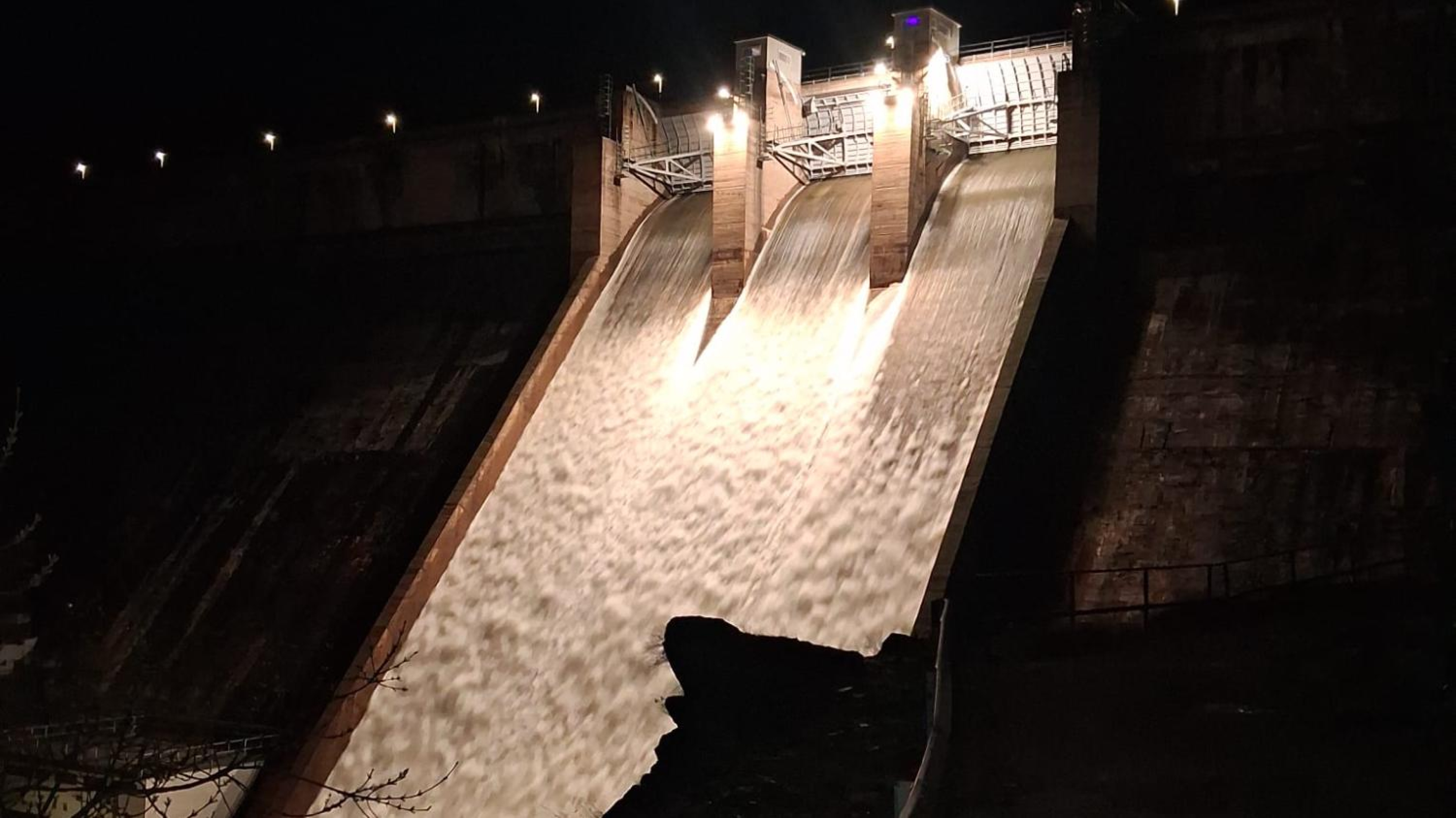 Alerta roja en Valdesotos ante la crecida del río por el desembalse de El Vado: "El arroyo Horgachuelas baja llenito y es el que más miedo me da"