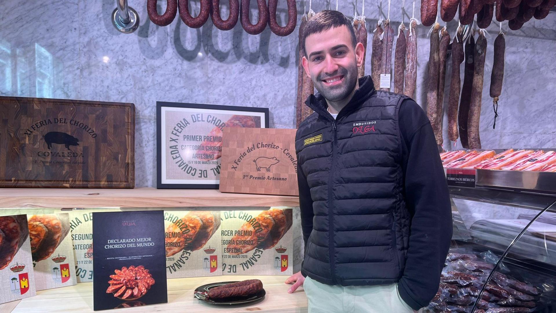 Miguel, carnicero, desvela los ingredientes del mejor chorizo del mundo con más de 100 años de historia: 