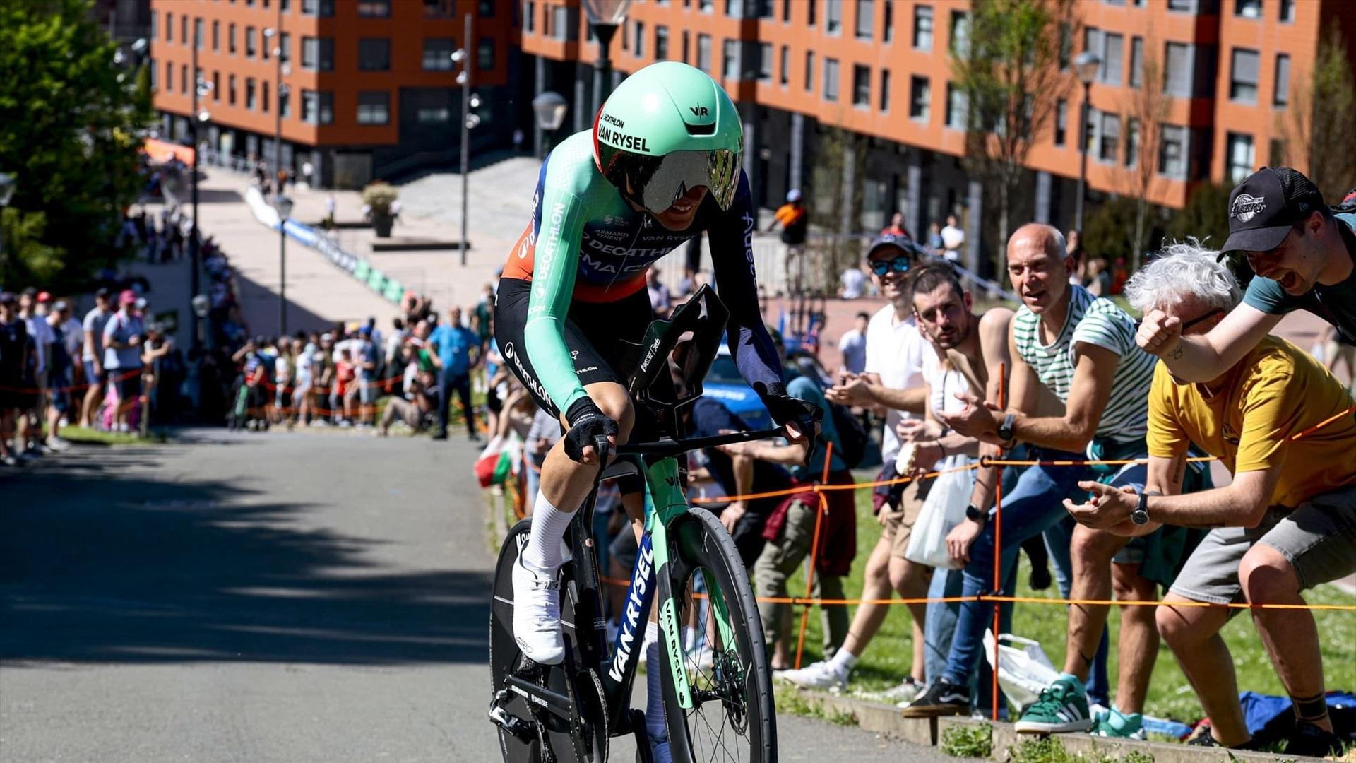 Paul Seixas gana la crono y es el primer líder de la Vuelta al País Vasco