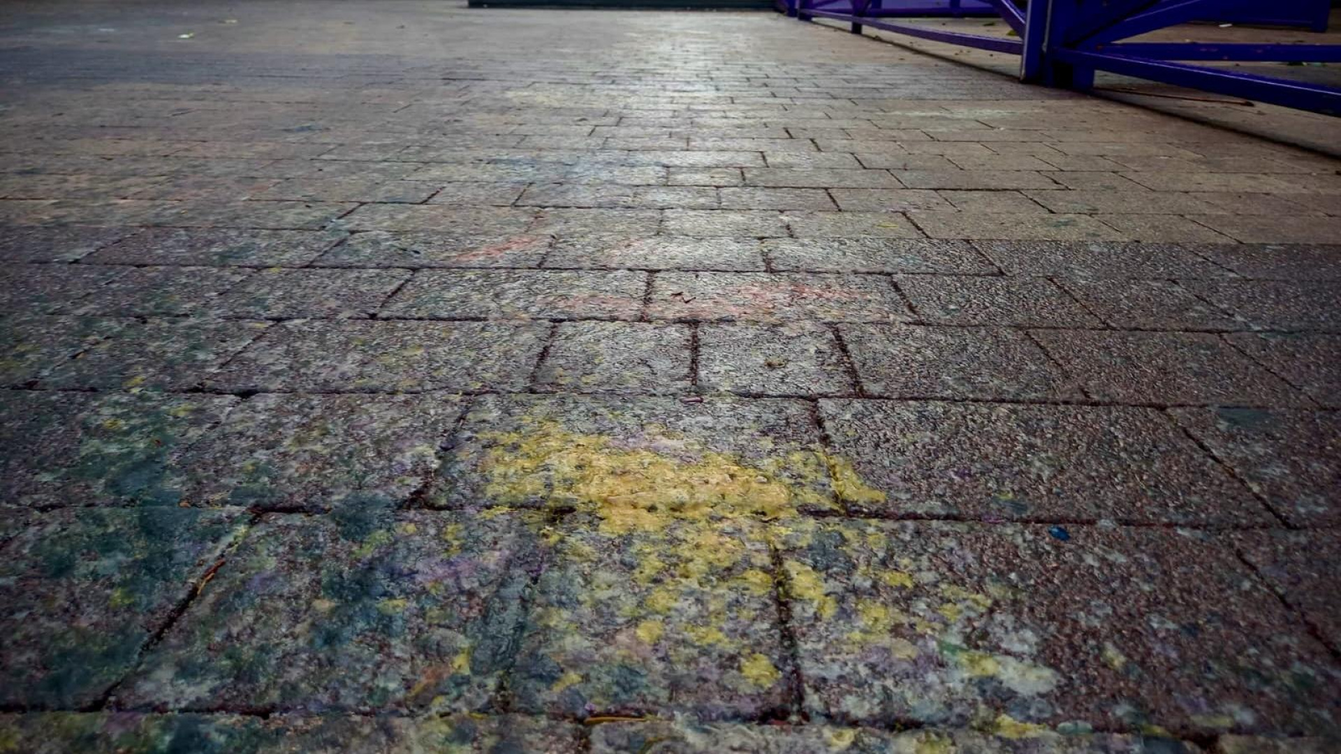 La cera aún sin limpiar y el agua, combinación perfecta para el peligro en las calles de Jaén