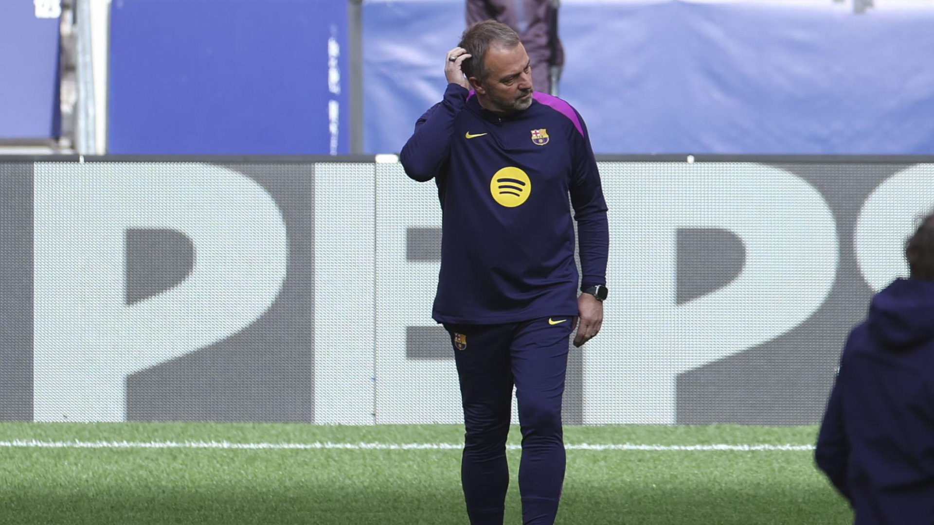 Hansi Flick, disgustado con la altura del césped del Metropolitano