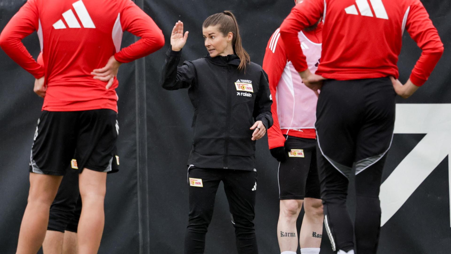 Marie-Louise Eta, la nueva entrenadora del Unión Berlín, dirige su primer entrenamiento