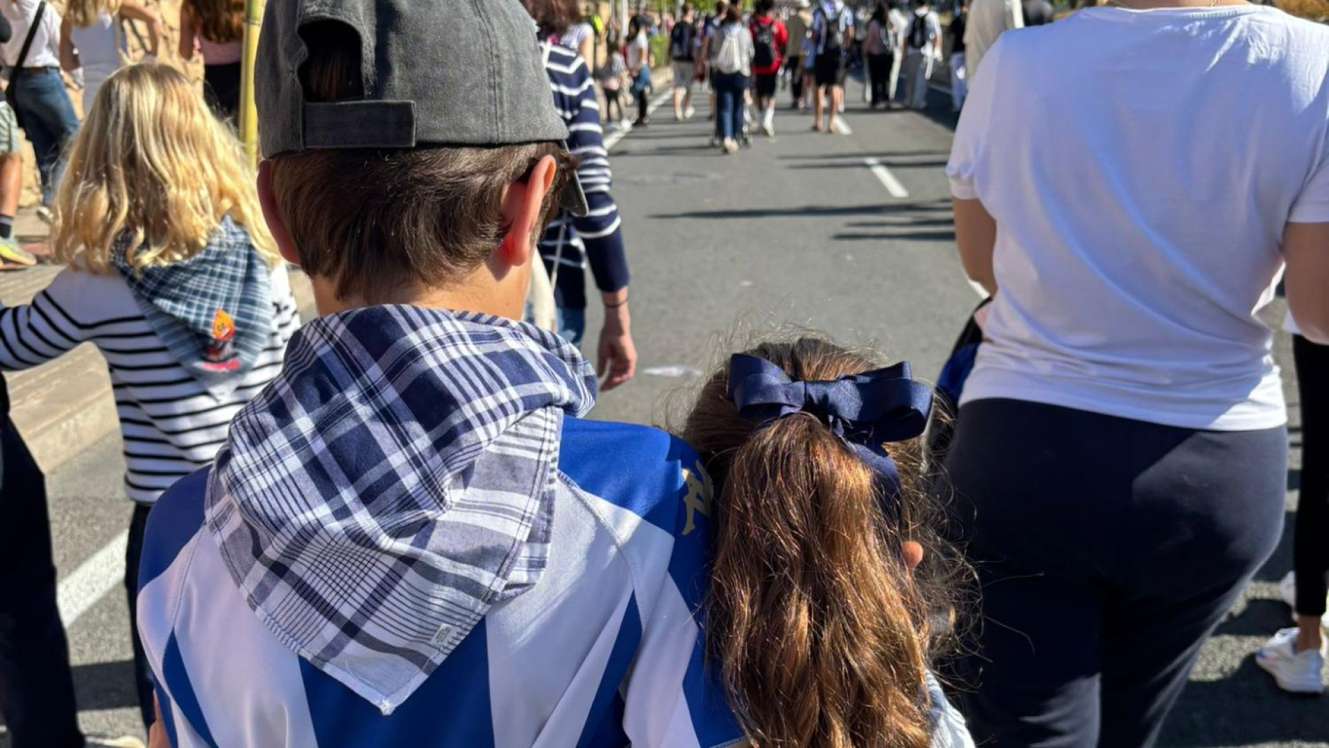 La historia de una madre que peregrina descalza a la Santa Faz con su bebé de 15 días y toda su familia: 
