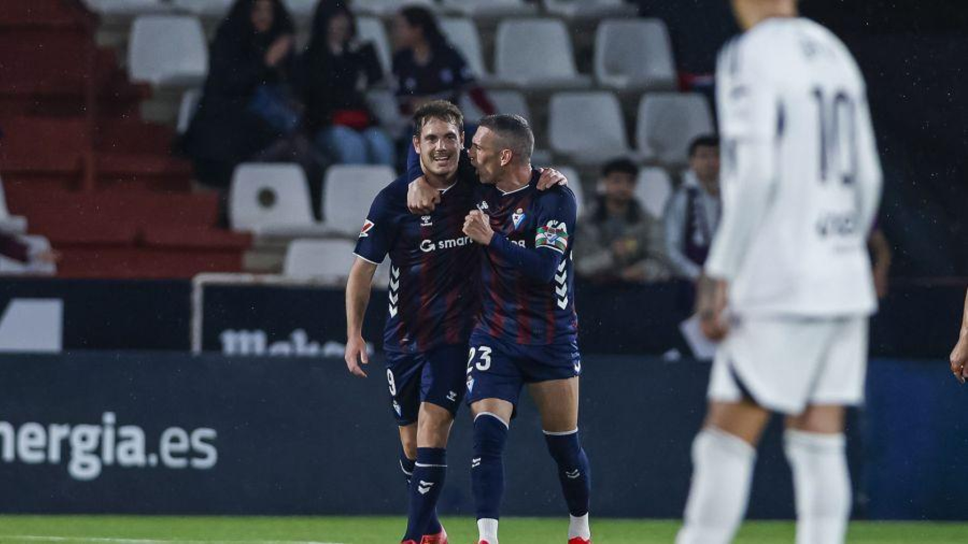 Un 'hat-trick' de Bautista permite al Eibar dormir en playoff