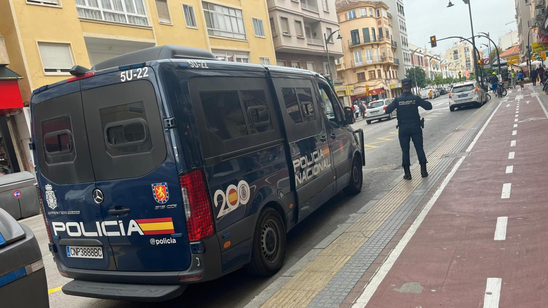 Revuelo en el malagueño barrio de La Trinidad durante una macrooperación policial con 250 agentes y helicópteros: 