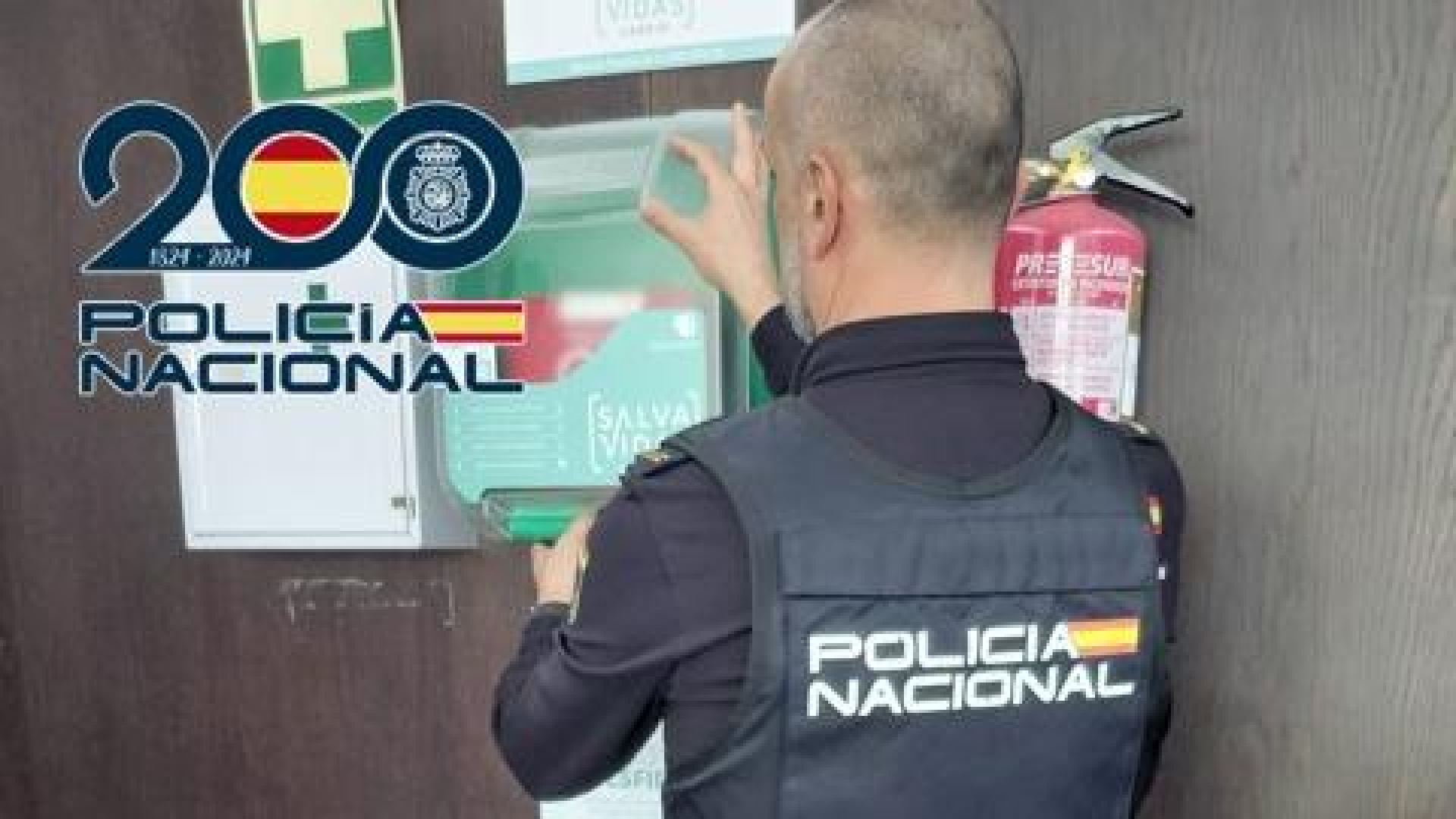 Cuatro policías salvan a un hombre de un infarto en la comisaría de Motril