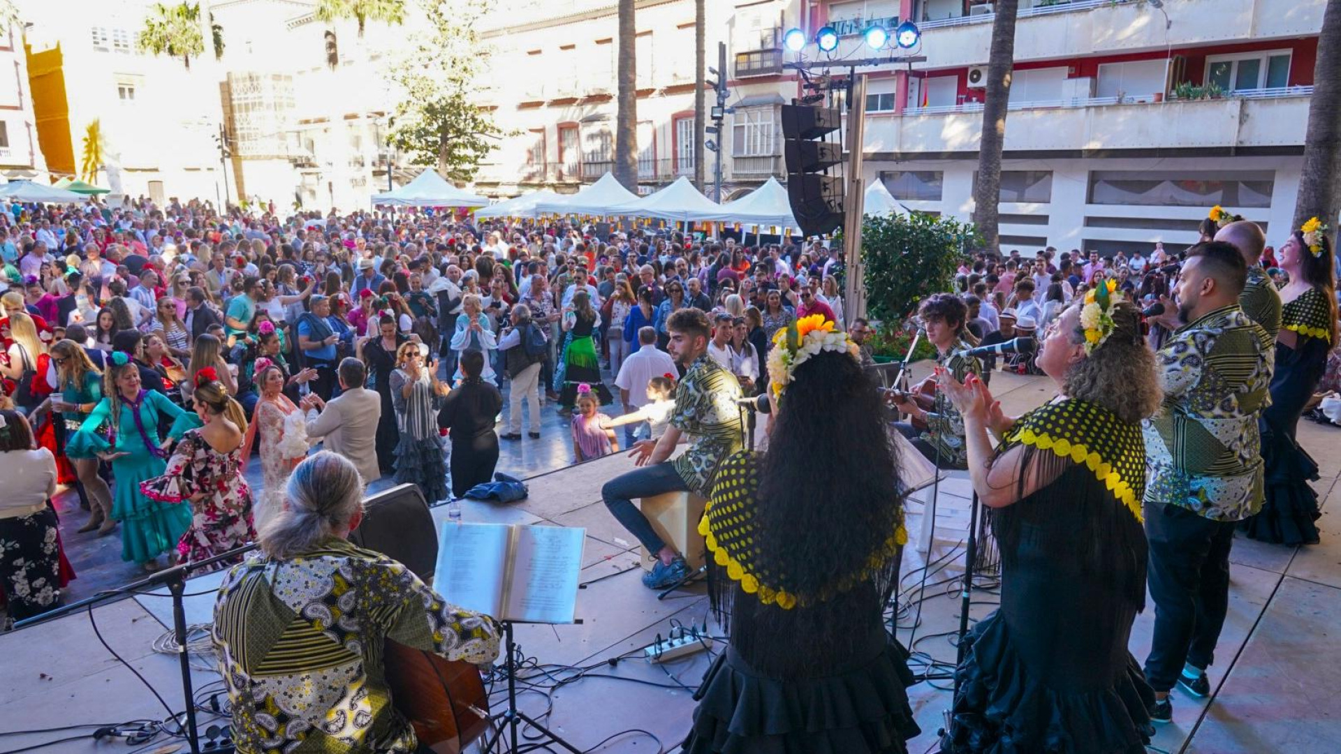 Las Cruces de Mayo llenan Cartagena de color, música y fiesta este fin de semana