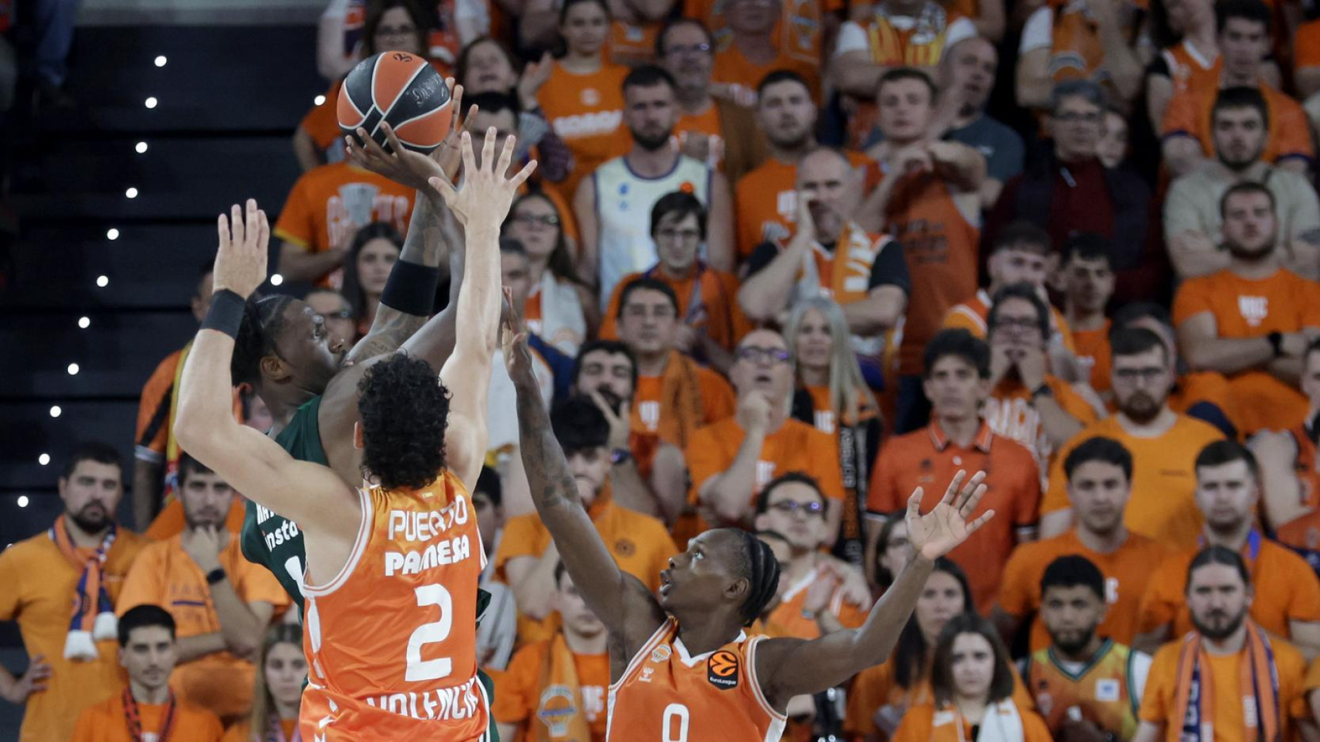 Panathinaikos, otra vez en el último suspiro, sobrevive a un colosal Valencia Basket (105-107)