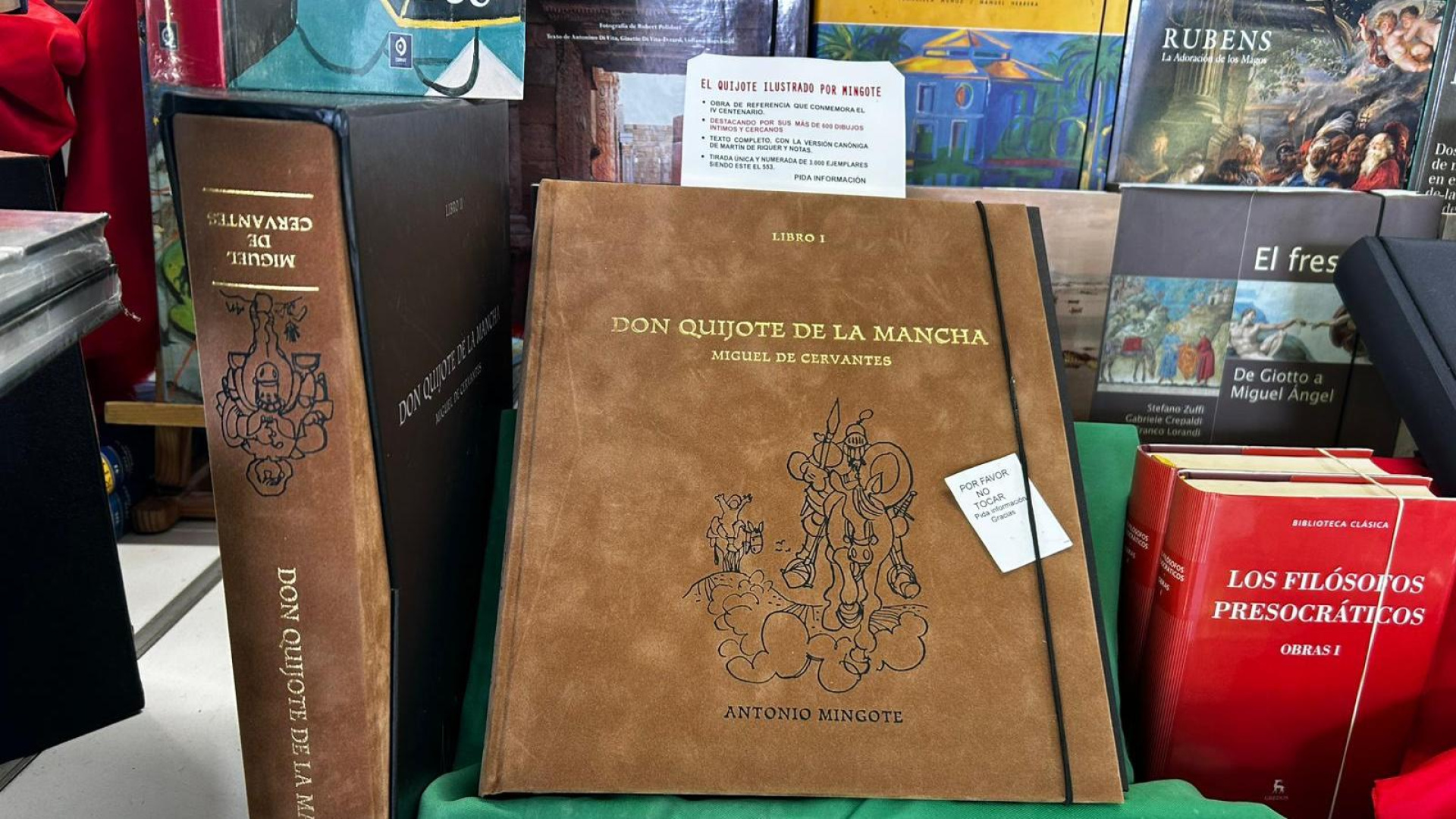 Buscando el libro más raro en la Feira do Libro de Santiago de Compostela