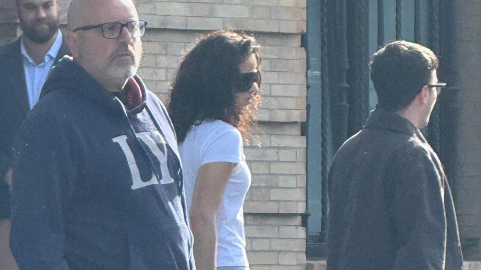 Rosalía deleita a sus fans paseándose por Sevilla dos días antes del concierto sobre el Guadalquivir