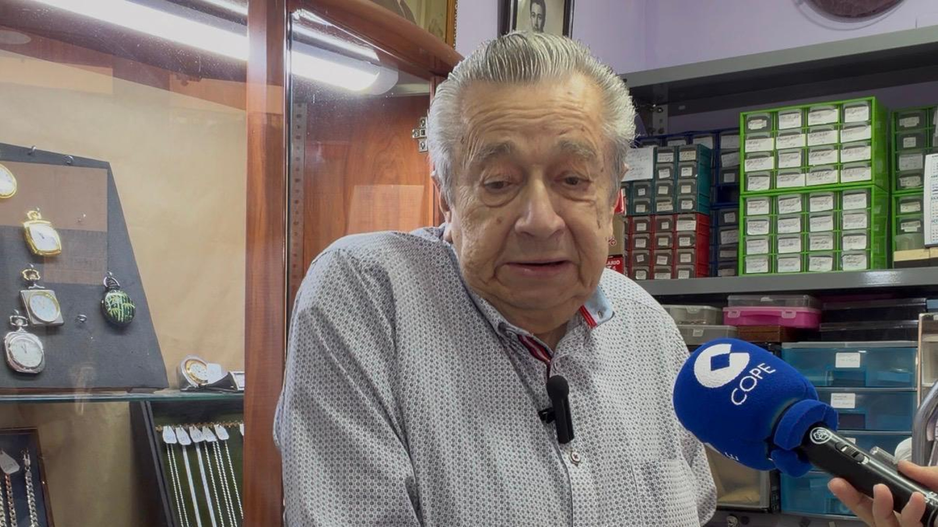 Teo, un relojero de 86 años que se despide de su taller, que se convertirá en un bajo turístico: 