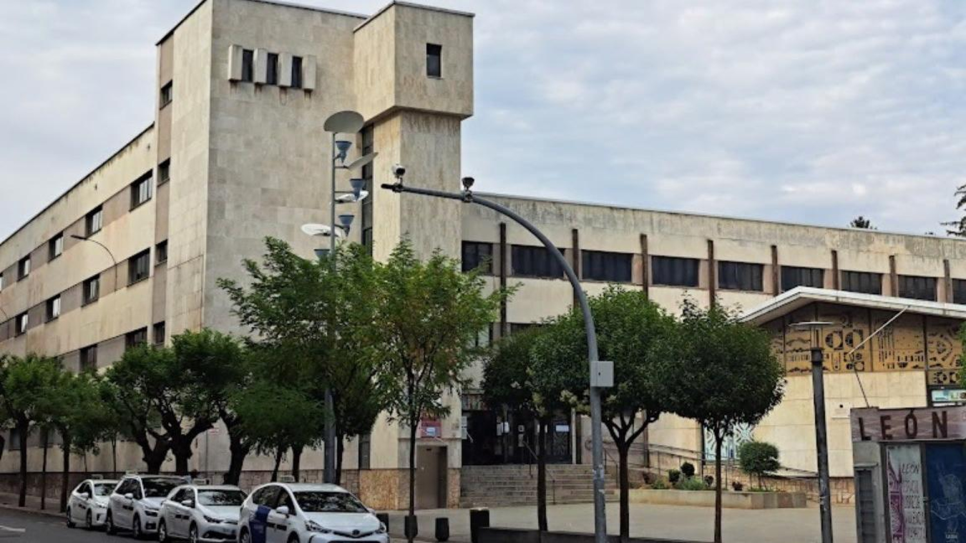El estado ruinoso del gimnasio de un instituto de León: goteras, humedades y suelo levantado