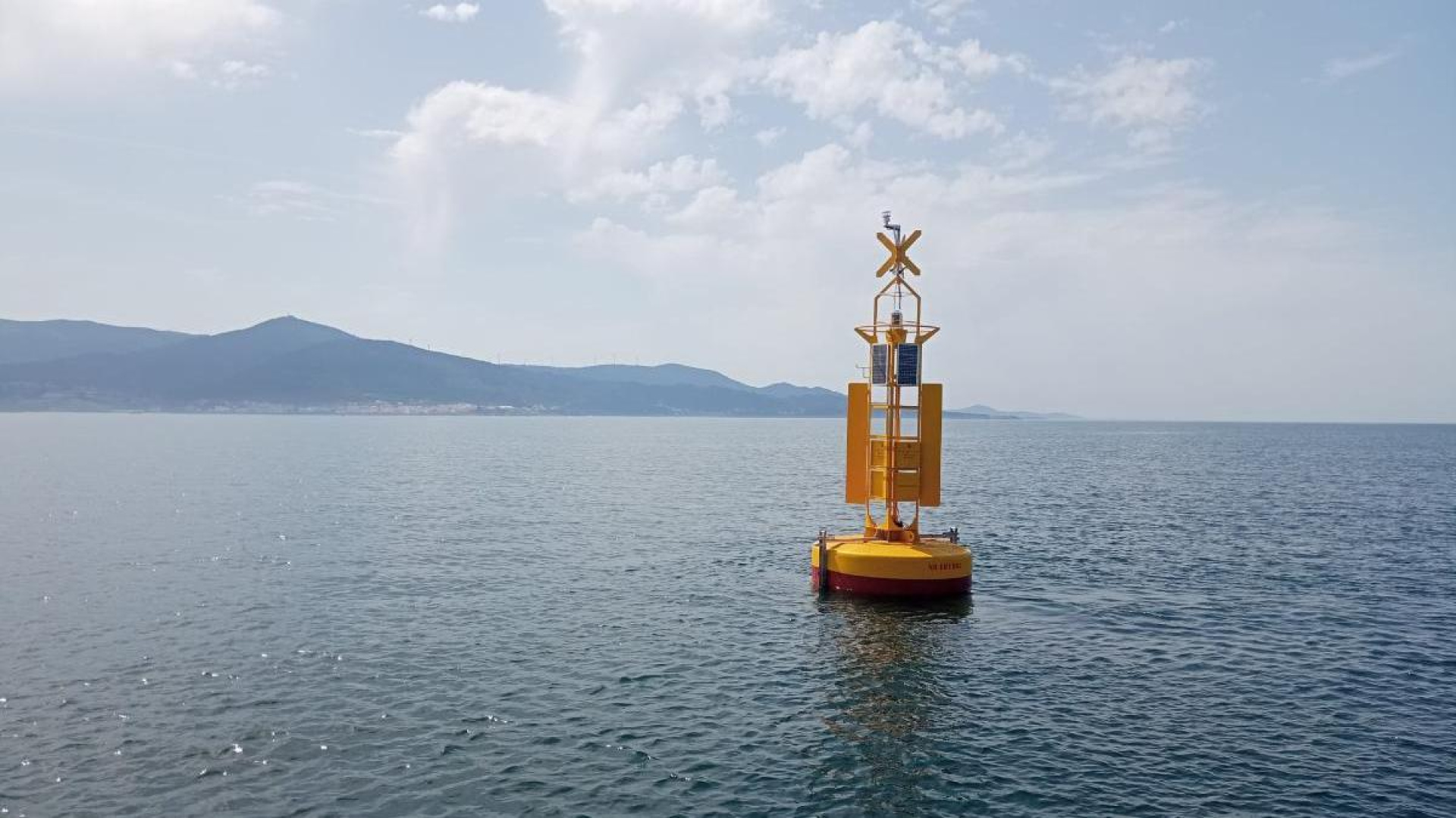 La costa de Muros luce nueva boya para reforzar la observación marina en tiempo real en las rías gallegas
