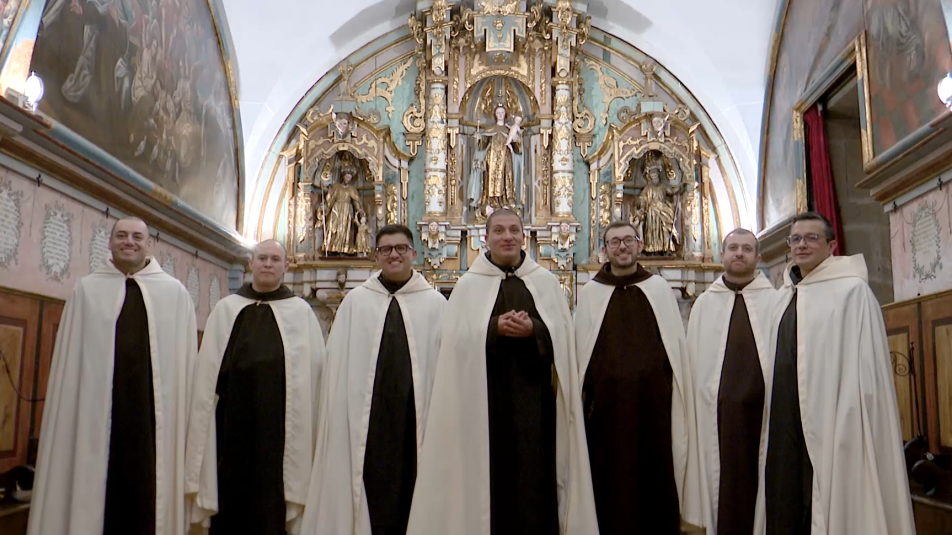 Oración, pastas de mantequilla y hostias exclusivas para la Catedral de Santiago: el día a día en el convento del Carmen que gestionan 8 carmelitas de Colombia