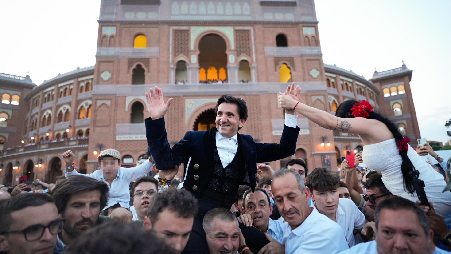 Diego Ventura consigue, de una vez, su vigésima salida a hombros en Madrid
