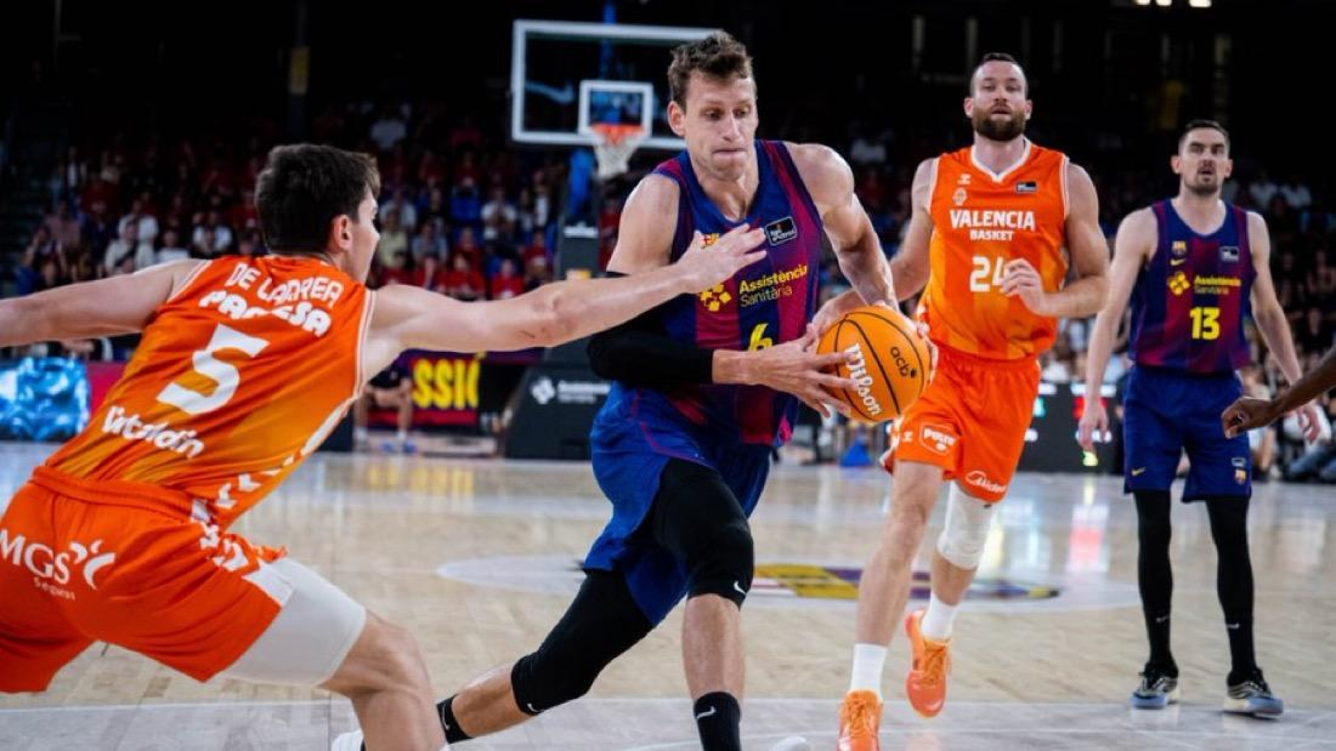 Valencia Basket tira de personalidad en el Palau para ser segundo y cruzarse con Bilbao Basket en cuartos ( 77-102)
