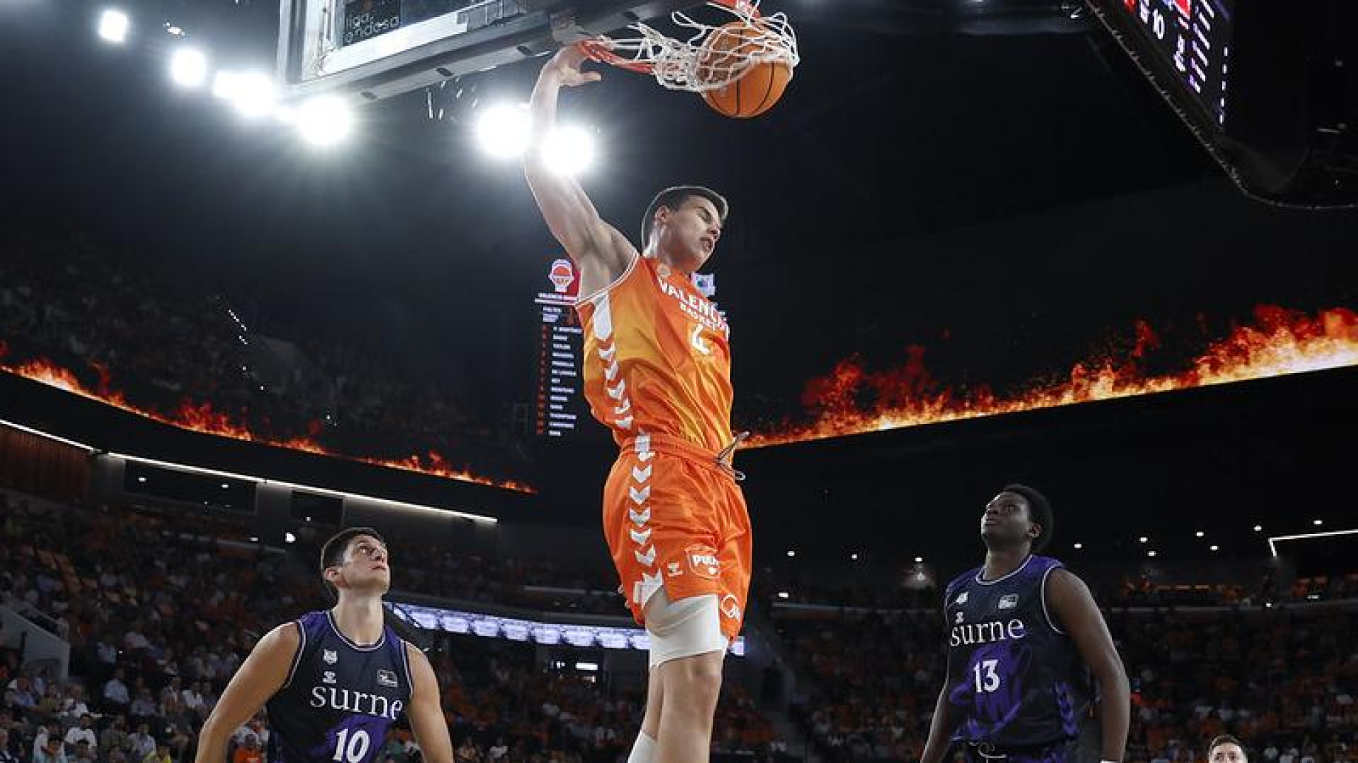 Valencia Basket y el Roig Arena se conectan a tiempo para remontar trece puntos y evitar el tropiezo ante un gran Bilbao Basket (83-80)