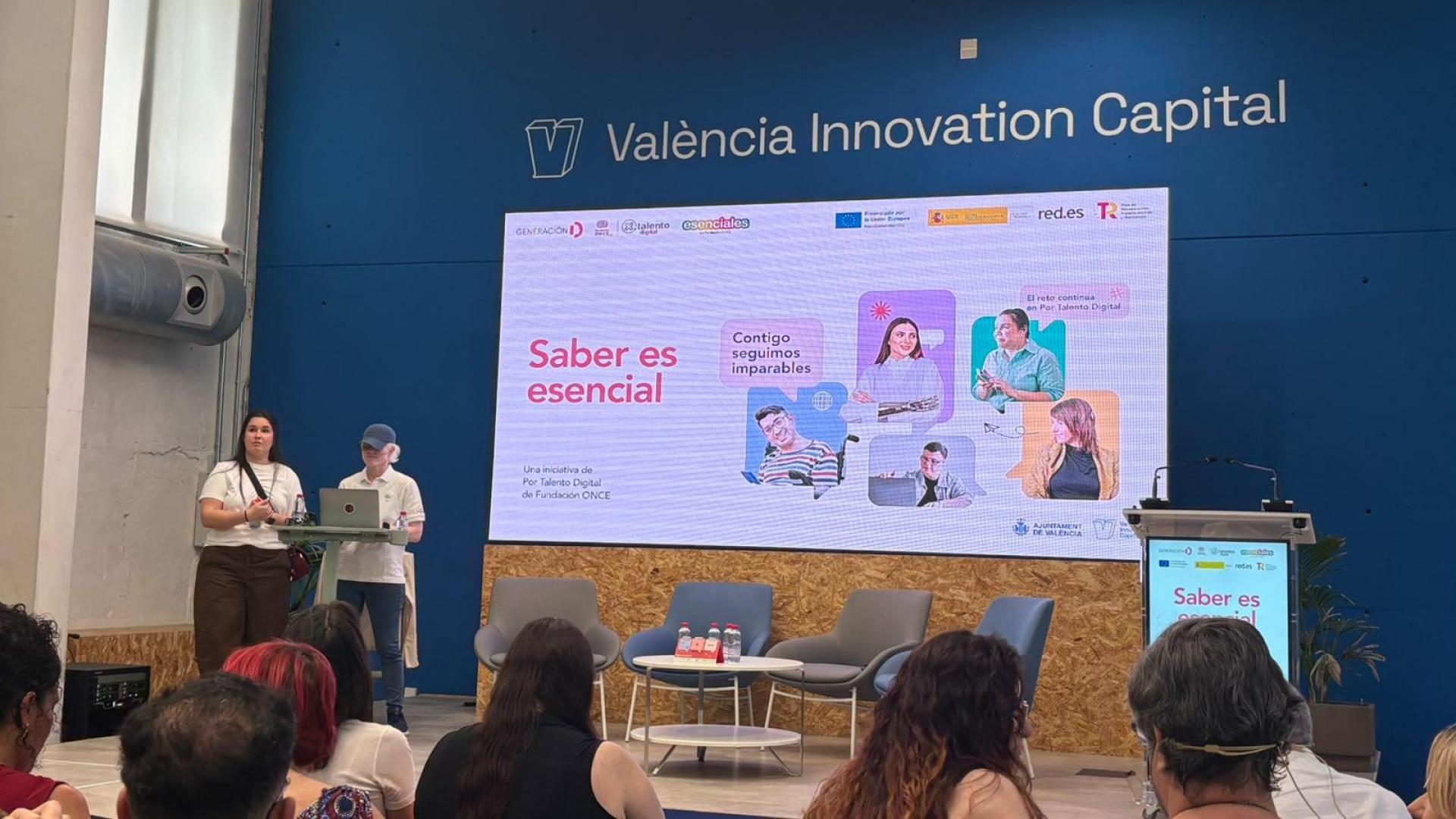 'Esenciales', el programa para reducir la brecha digital entre personas con discapacidad y que ha triunfado en Valencia: 