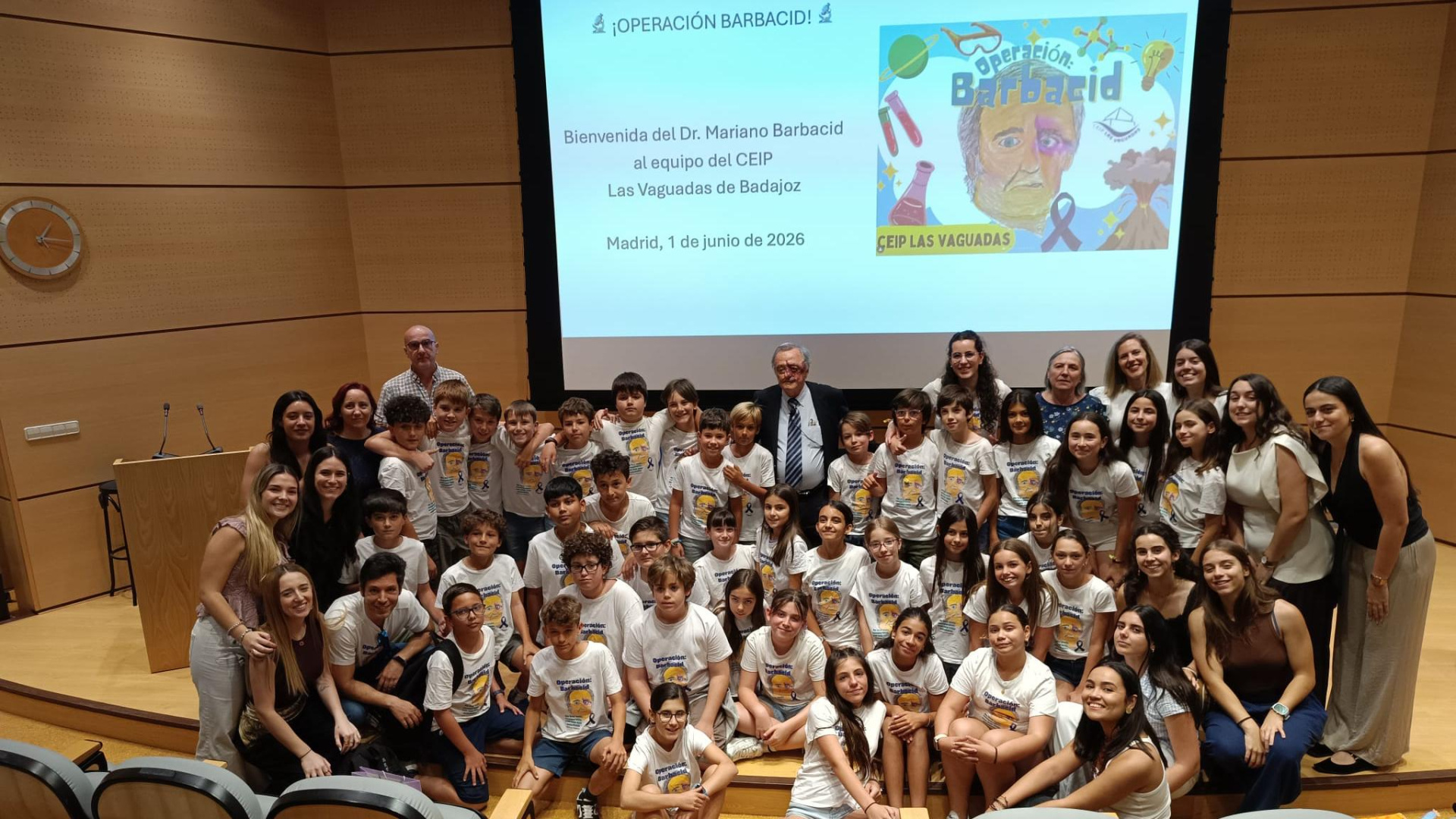 Mariano Barbacid recibe a los alumnos del colegio Las Vaguadas de Badajoz en una visita al CNIO
