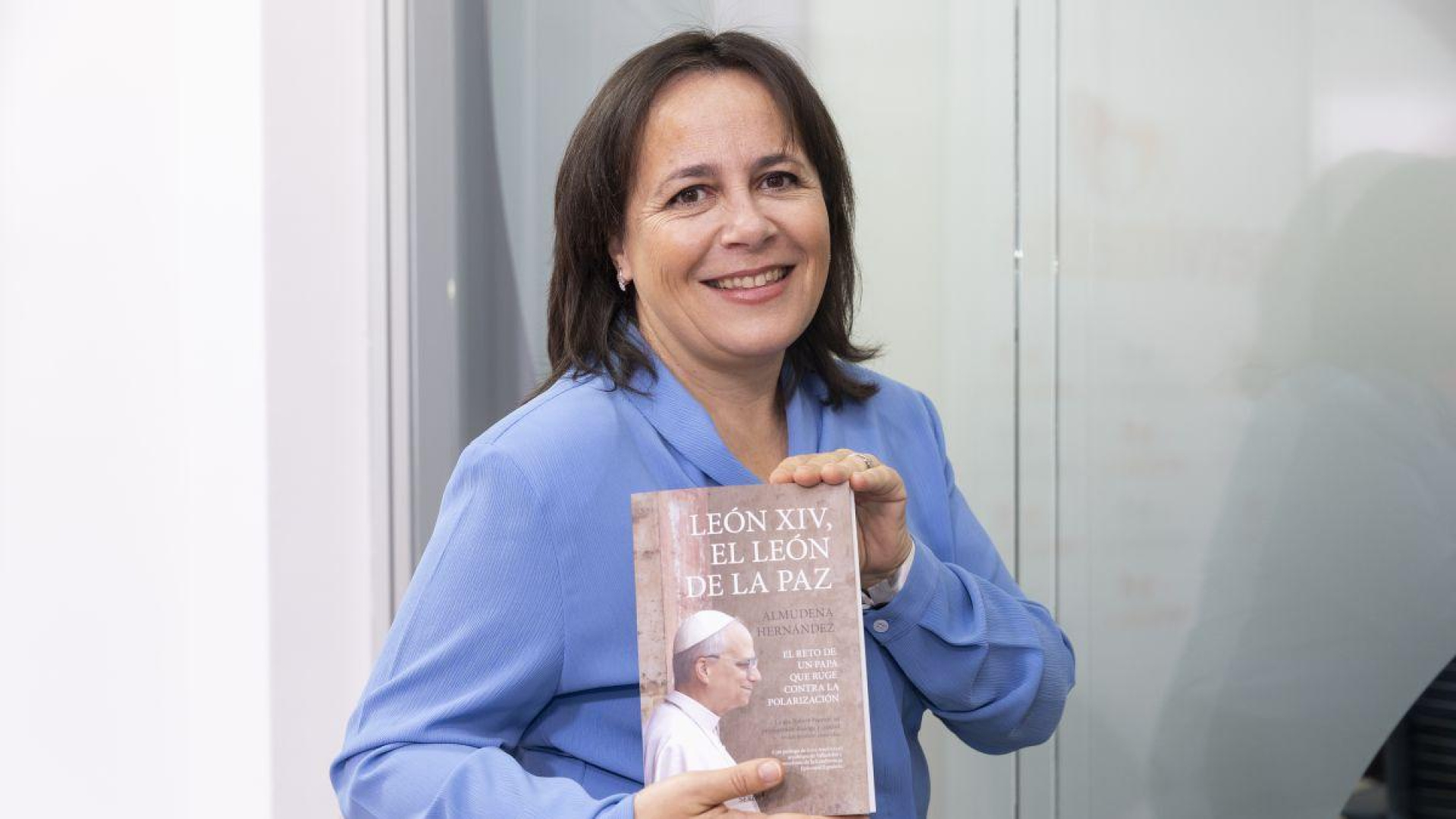 La periodista Almudena Hernández desgrana la figura de León XIV: “Yo digo que este león ruge con mansedumbre por la paz