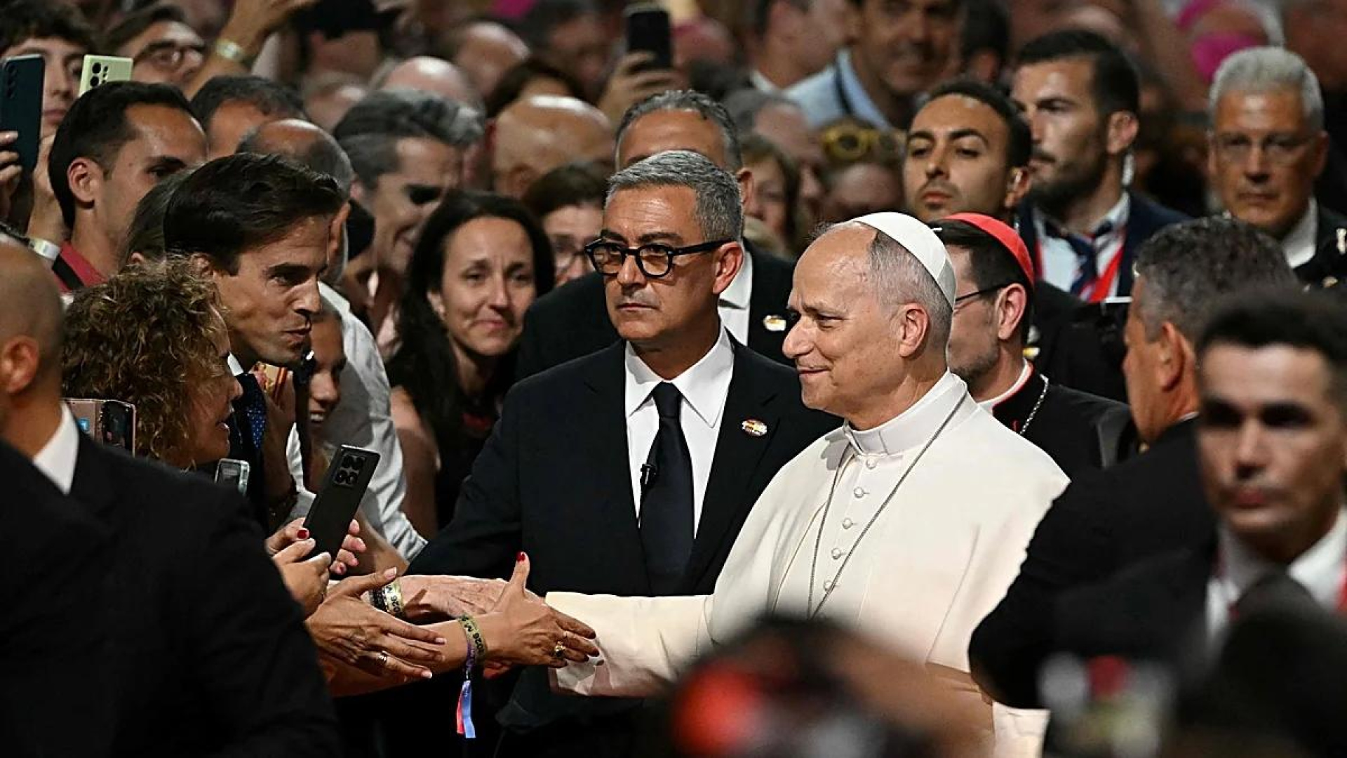 El Papa León XIV pide 'tejer redes' en un acto con presencia
