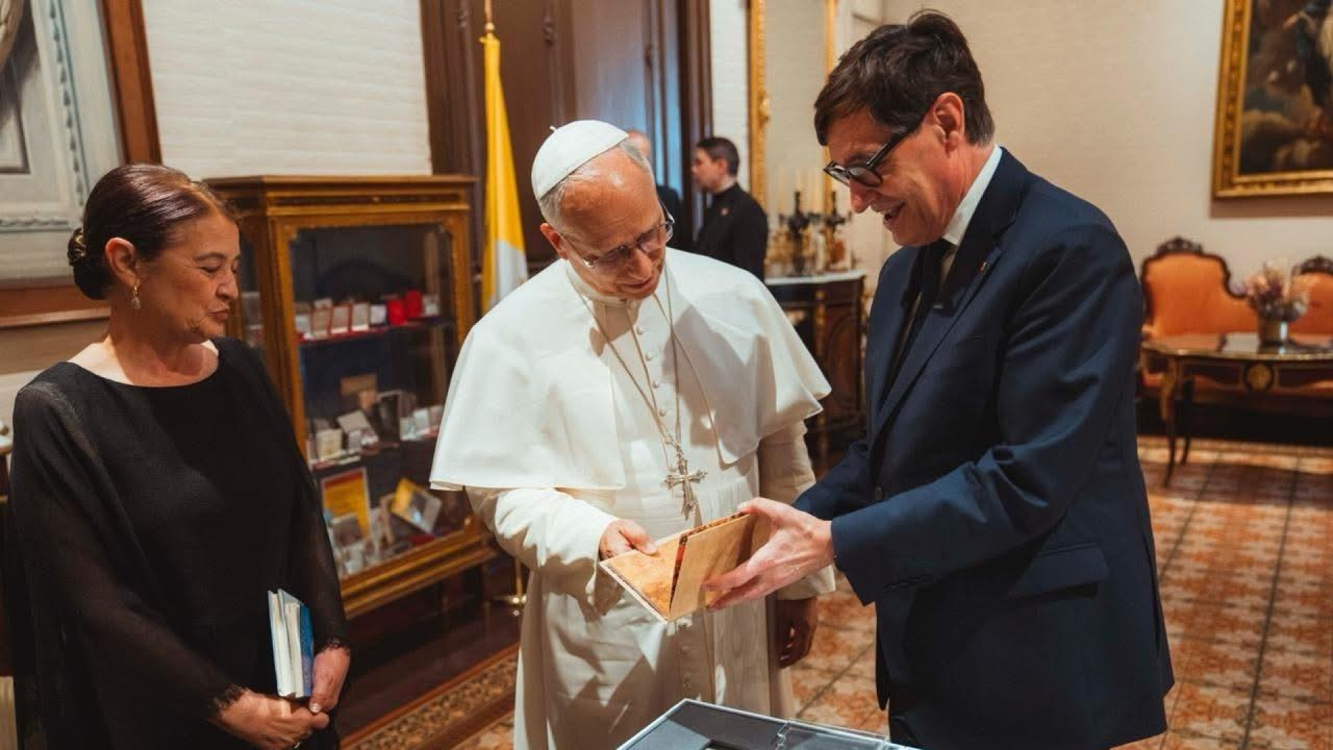 Illa se reúne con el Papa y le pide un gesto con el catalán 