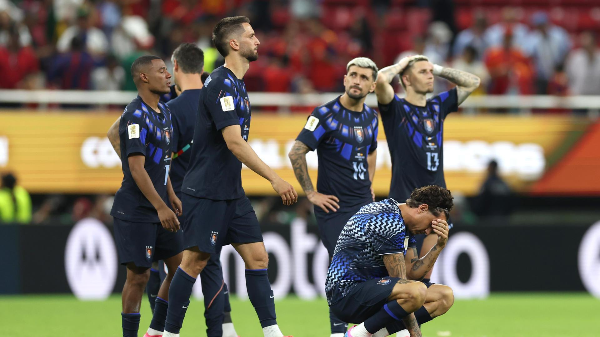 La Federación de Uruguay explica los motivos por los que ha cancelado el vuelo chárter de regreso tras la eliminación del Mundial: "Gran parte de la delegación vuelve a sus países de residencia"