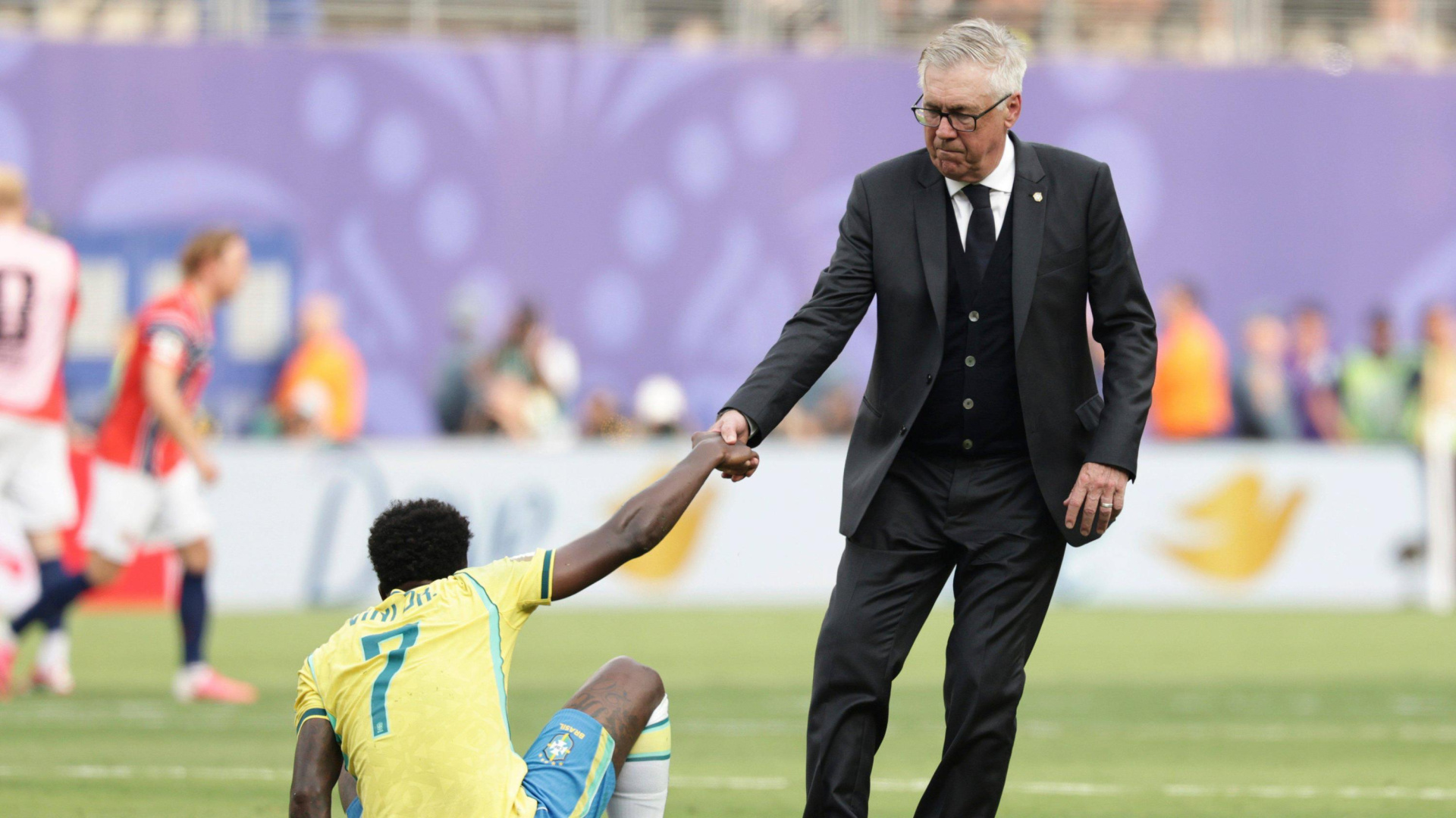 Ancelotti explica por qué Vinicius no lanzó el penalti que paró Nyland a Bruno Guimaraes: "Teníamos una estadística con el porcentaje de acierto"